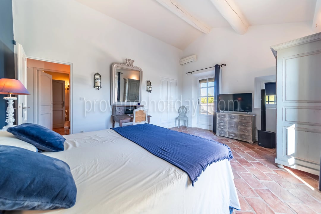 17 - Provençal mas in Robion: Villa: Bedroom