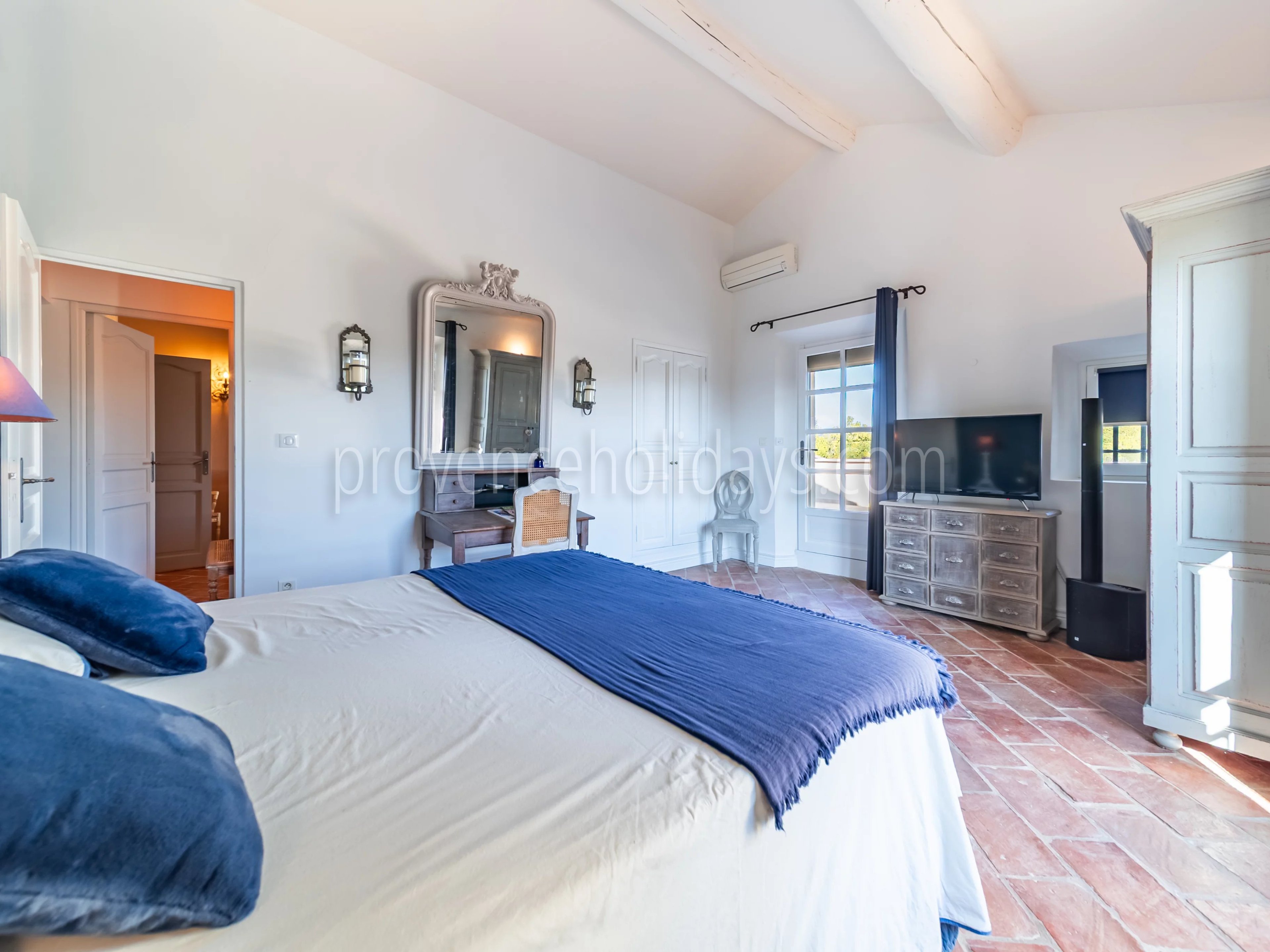 17 - Provençal mas in Robion: Villa: Bedroom