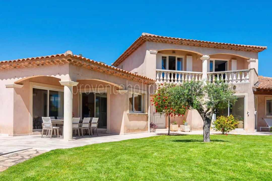 4 - Villa in Port de Miramar in La Londe-les-Maures: Villa: Exterior