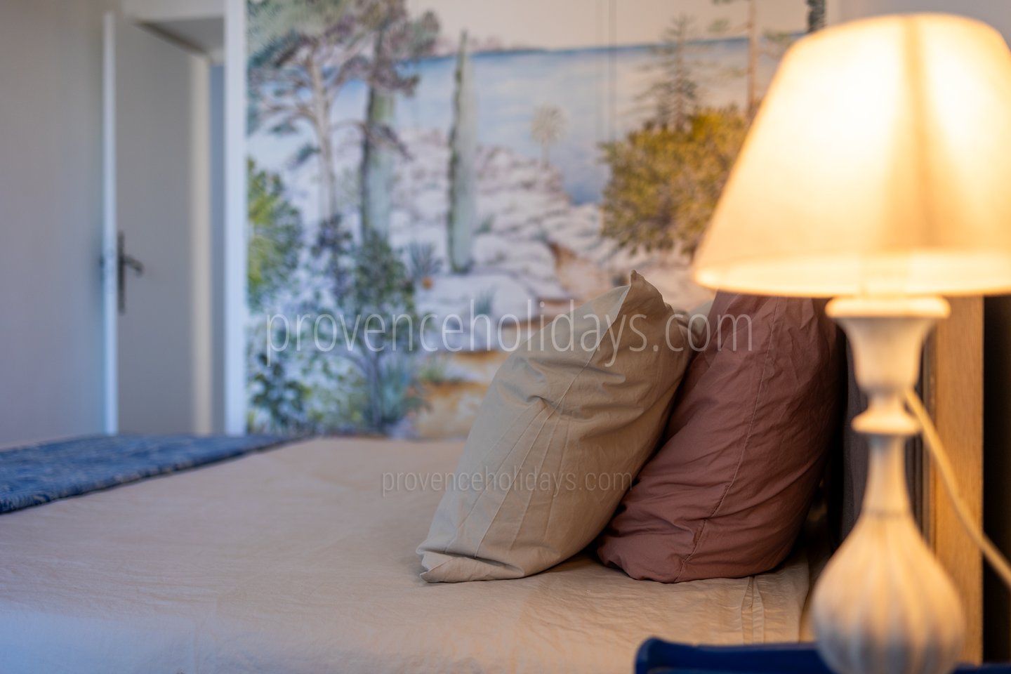 18 - Le Mas de la Garde: Villa: Bedroom