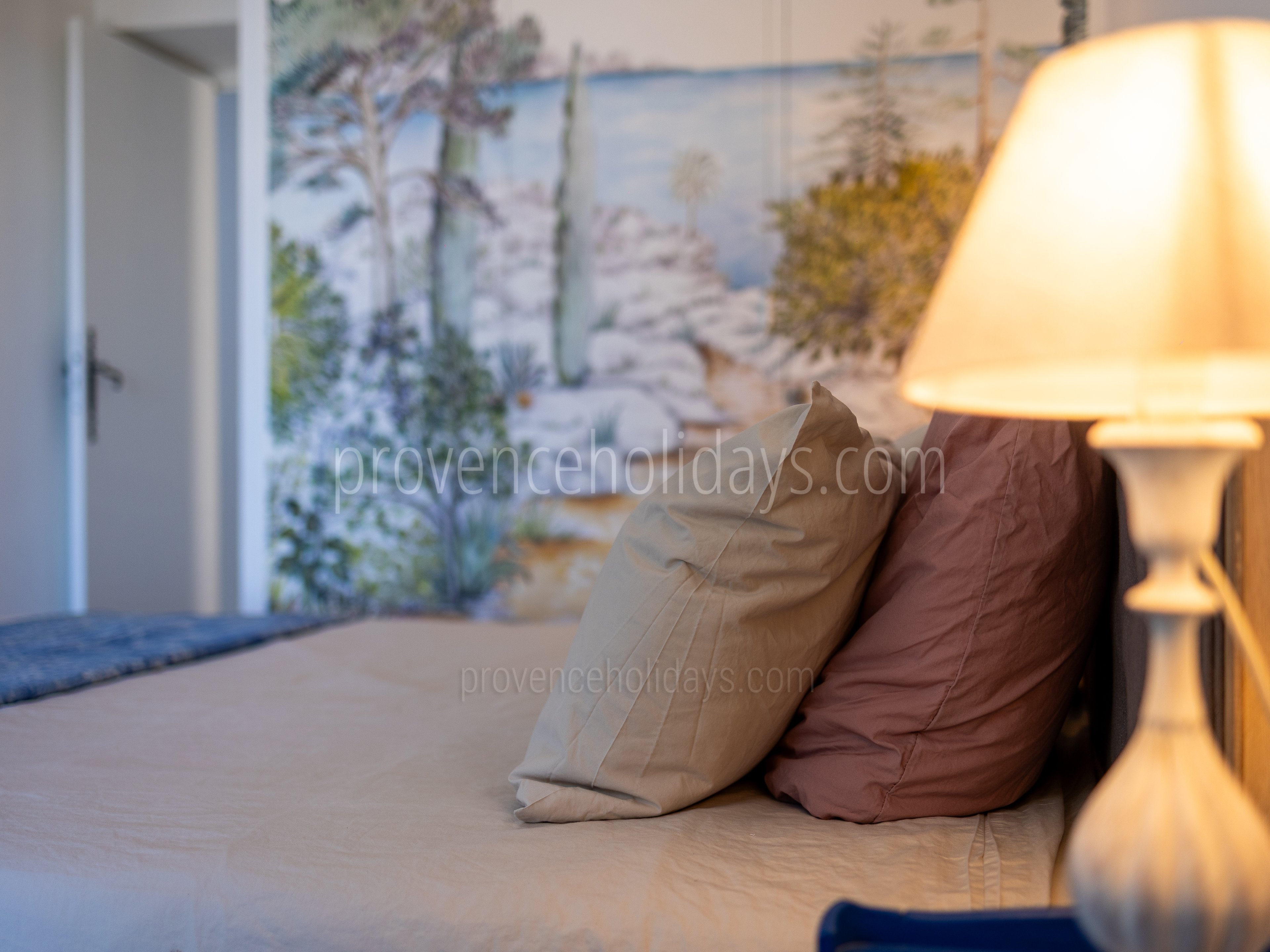 18 - Le Mas de la Garde: Villa: Bedroom