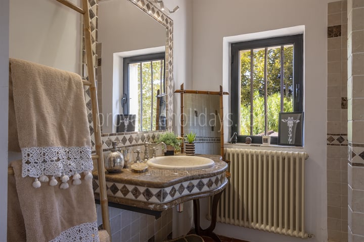 11 - Le Mas d\'Entraigues: Villa: Bathroom