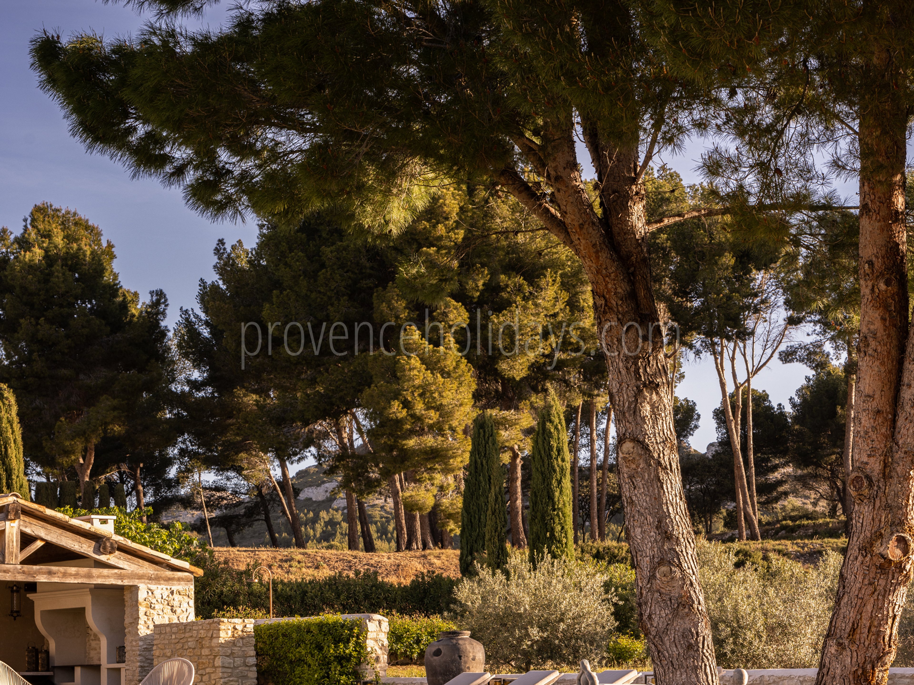 44 - La Bastide de Maussane: Villa: Exterior