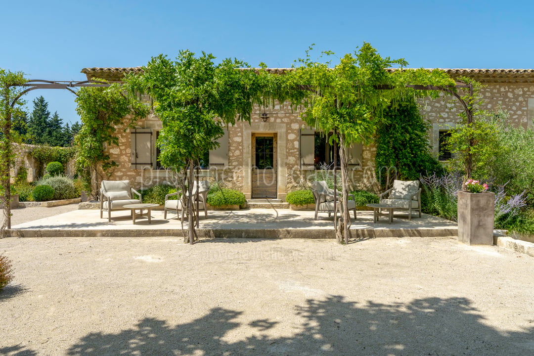 25 - Mas du Temps Suspendu: Villa: Exterior