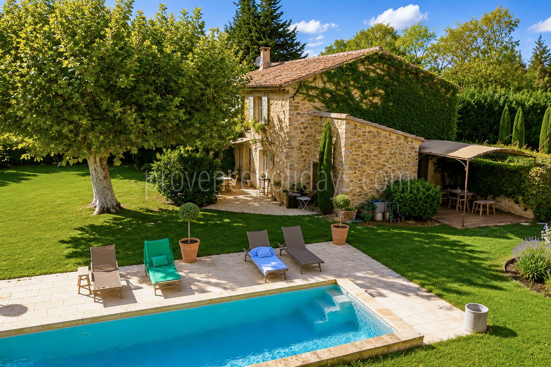 7 - Bauernhaus mit Blick auf den Luberon: Villa: Exterior