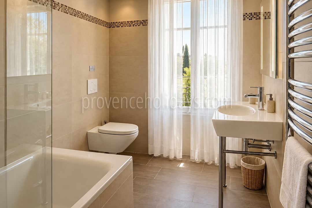 22 - Farmhouse with outbuildings in Lambesc: Villa: Bathroom