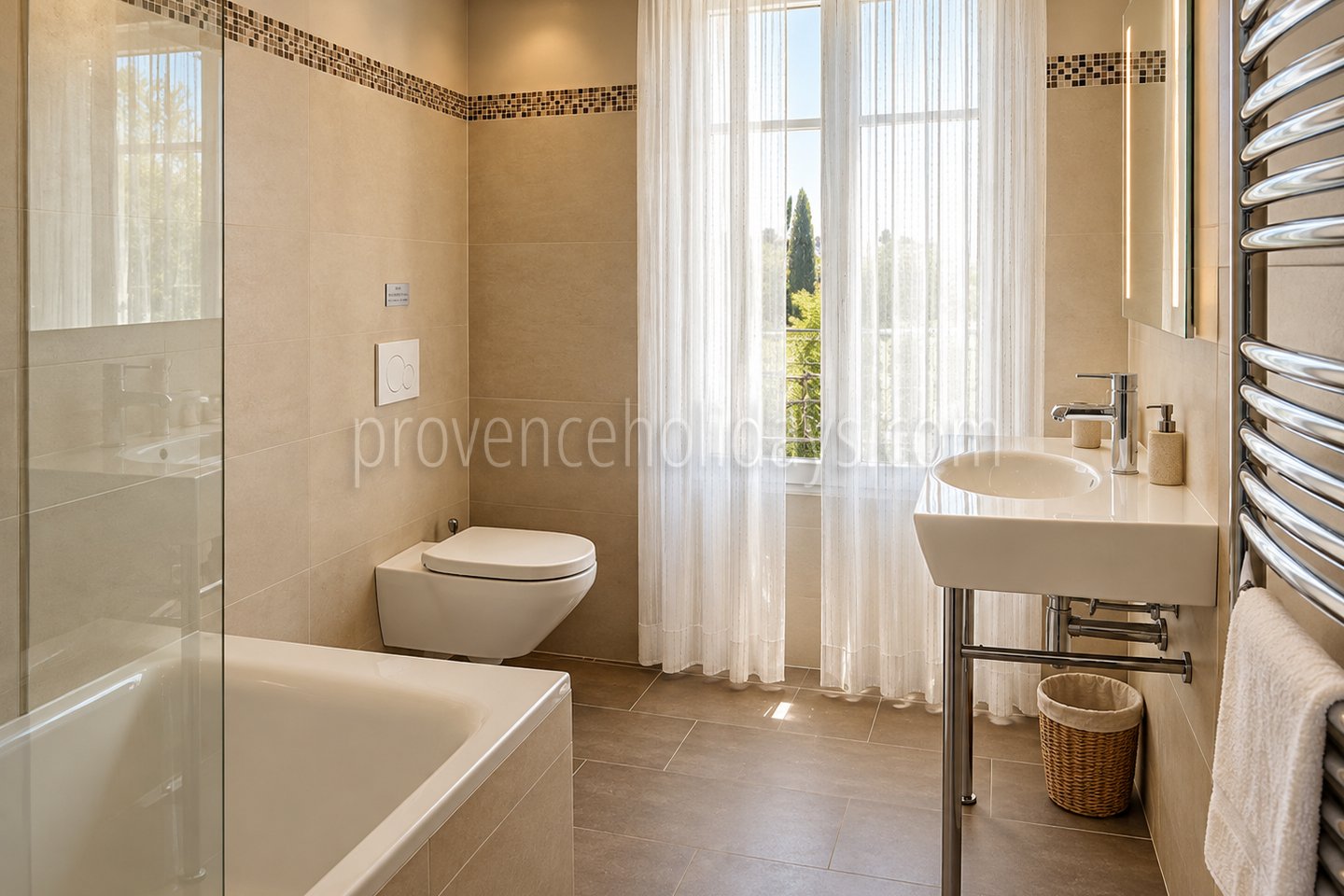 22 - Farmhouse with outbuildings in Lambesc: Villa: Bathroom