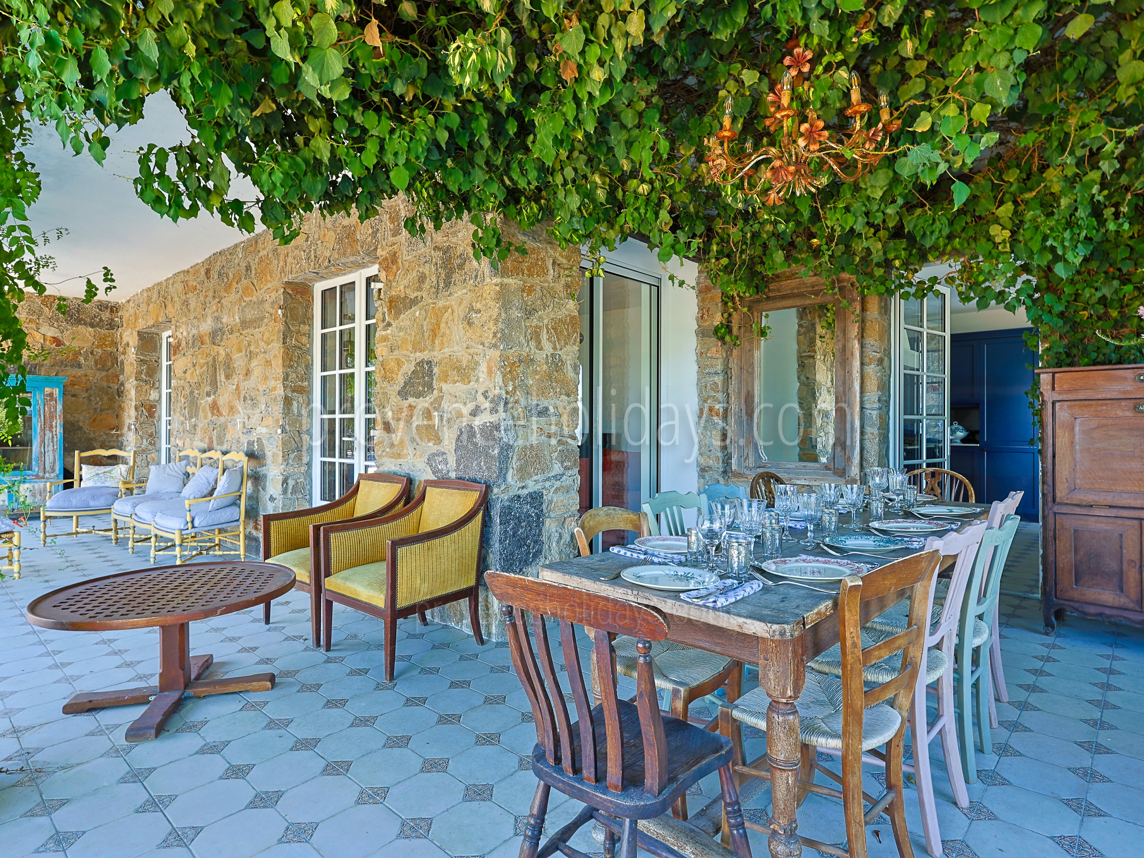 43 - Le Mas de la Garde: Villa: Exterior