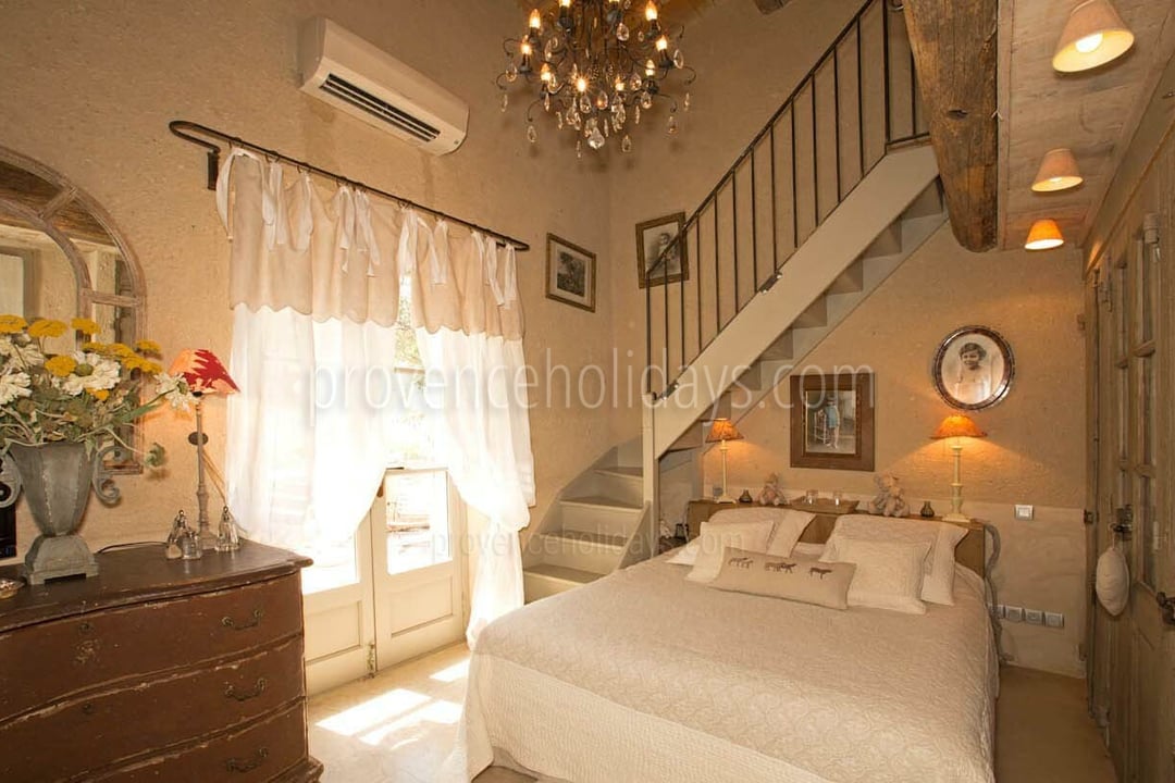 4 - Le Mas des Lavandes: Villa: Bedroom