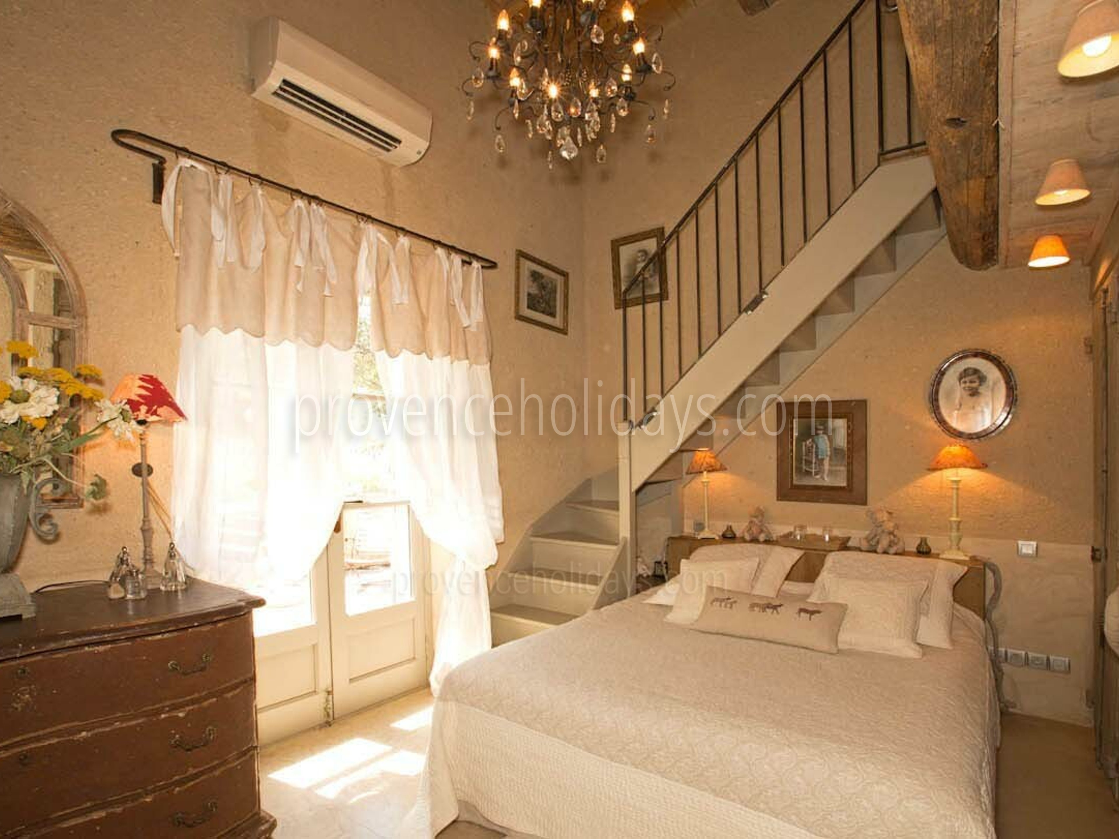 4 - Le Mas des Lavandes: Villa: Bedroom