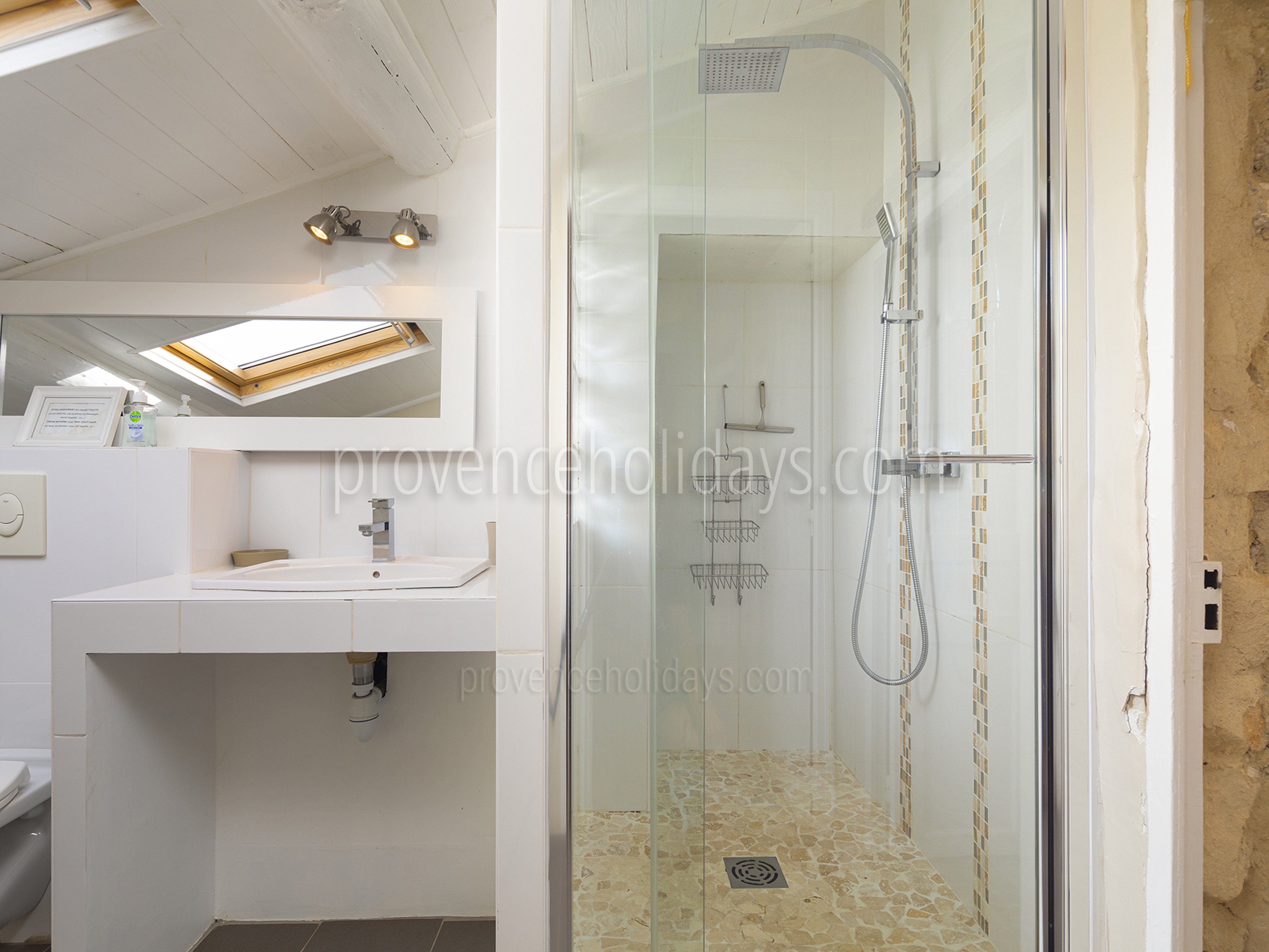 29 - La Garrigue: Villa: Bathroom