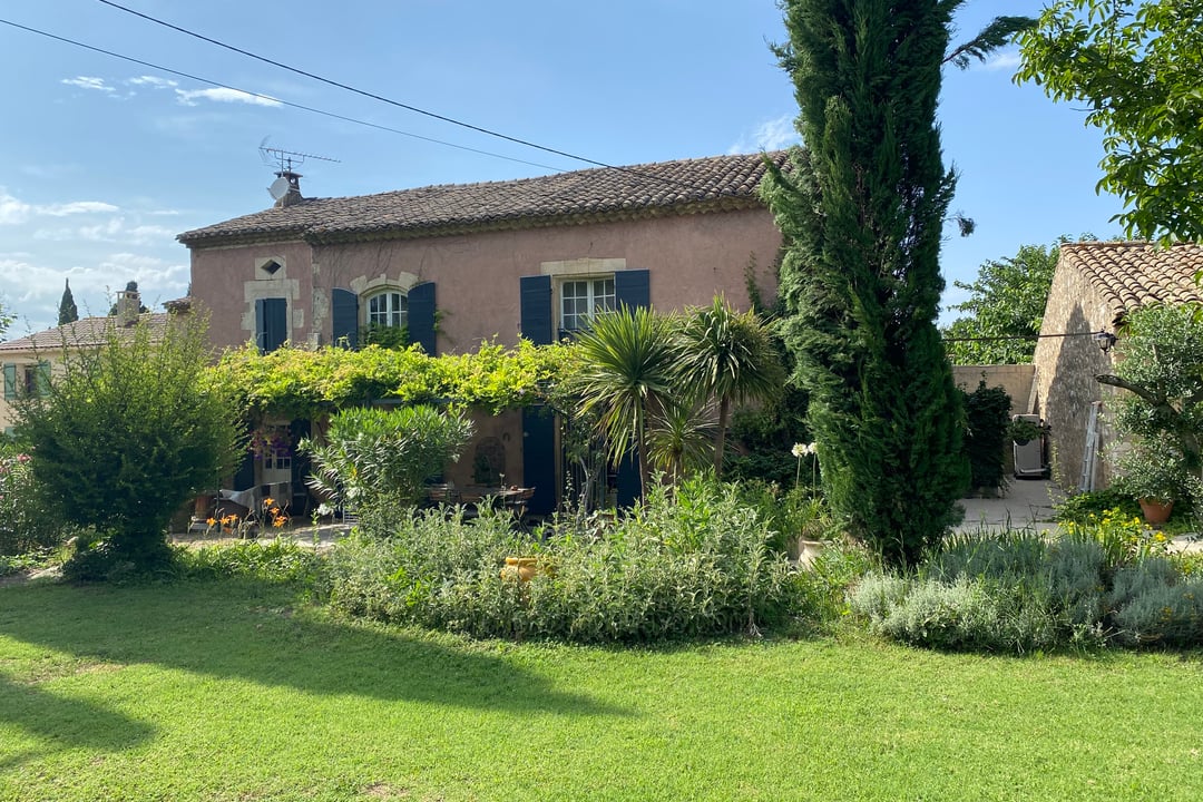 Farmhouse near Eygalières with swimming pool