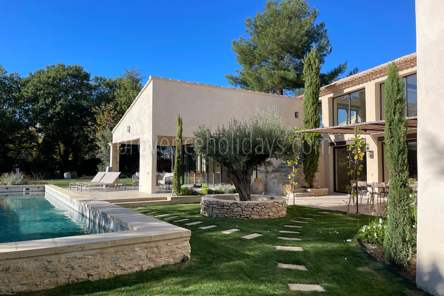 -1 - Le Clos des Magnans: Villa: Exterior