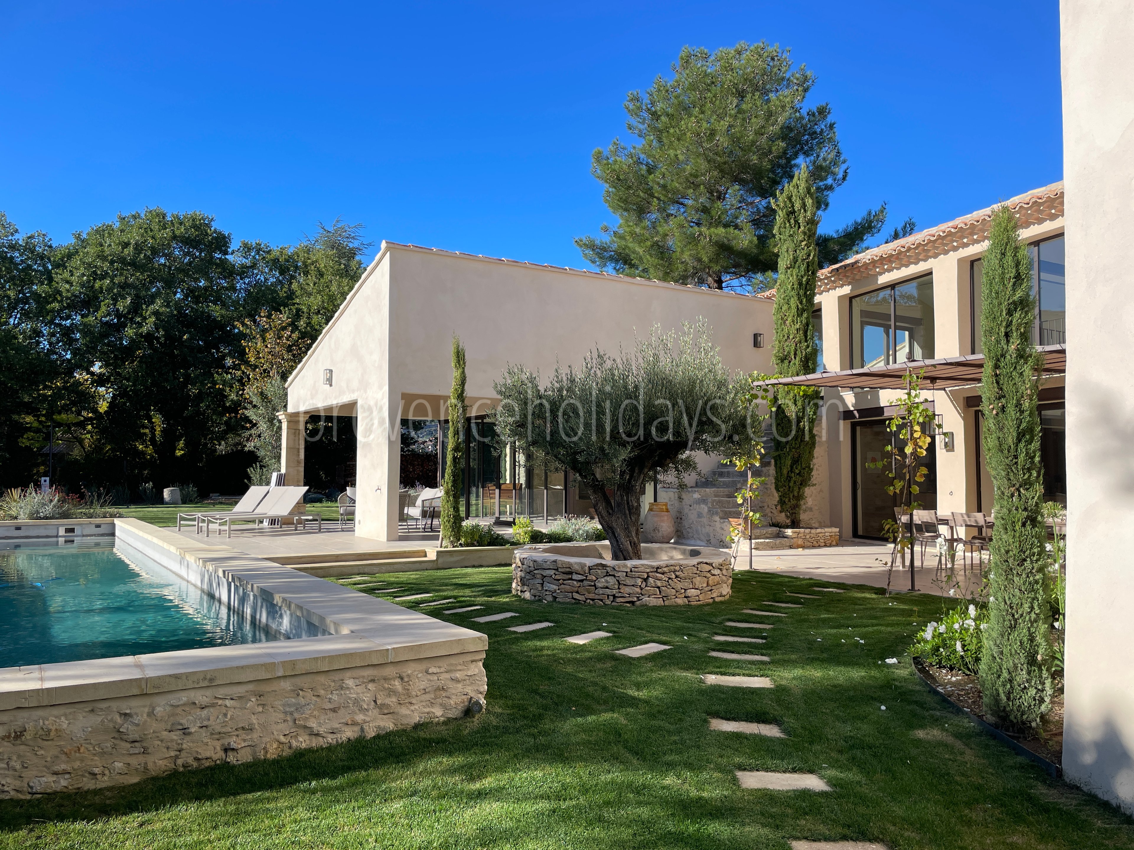 -1 - Le Clos des Magnans: Villa: Exterior