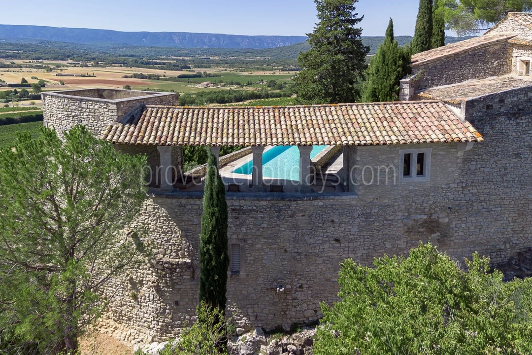 8 - Historic residence in Gordes: Villa: Exterior