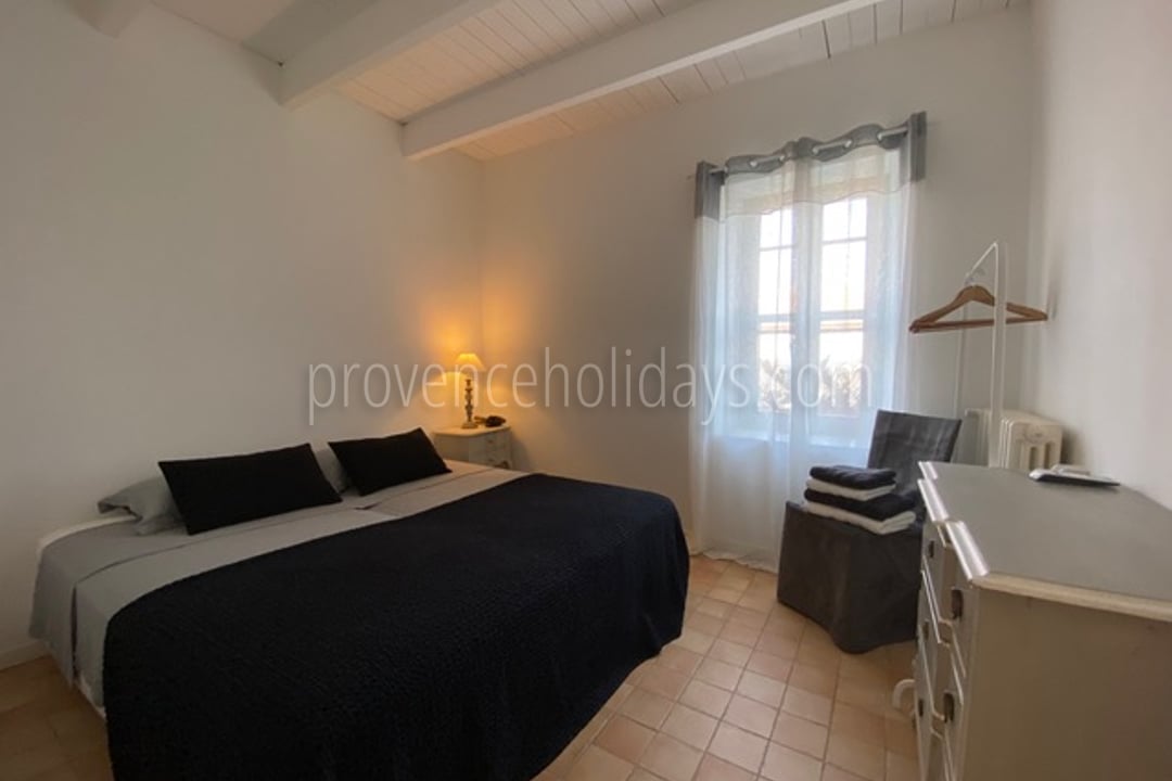6 - le Refuge Provençal: Villa: Bedroom