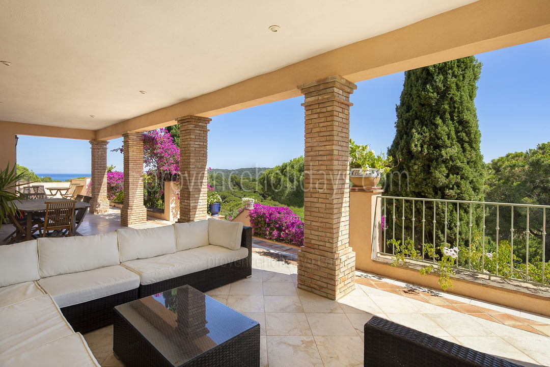 Provençaalse villa met panoramisch uitzicht op wijngaarden en zee, op een steenworp afstand van Saint-Tropez. 4 - Villa Oumeda: Villa: Exterior
