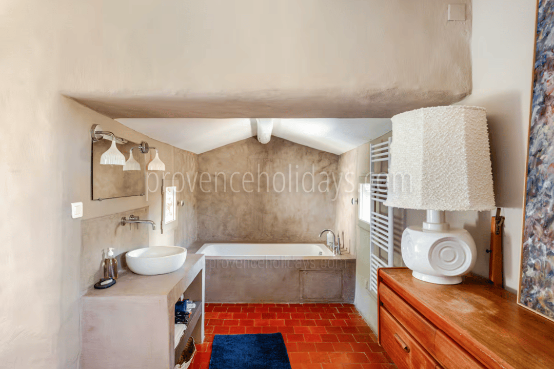 37 - Les Vues du Luberon: Villa: Bathroom