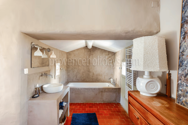 37 - Les Vues du Luberon: Villa: Bathroom