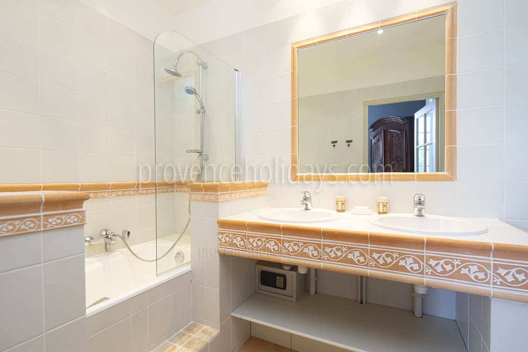 41 - Bastide Lacoste: Villa: Bathroom