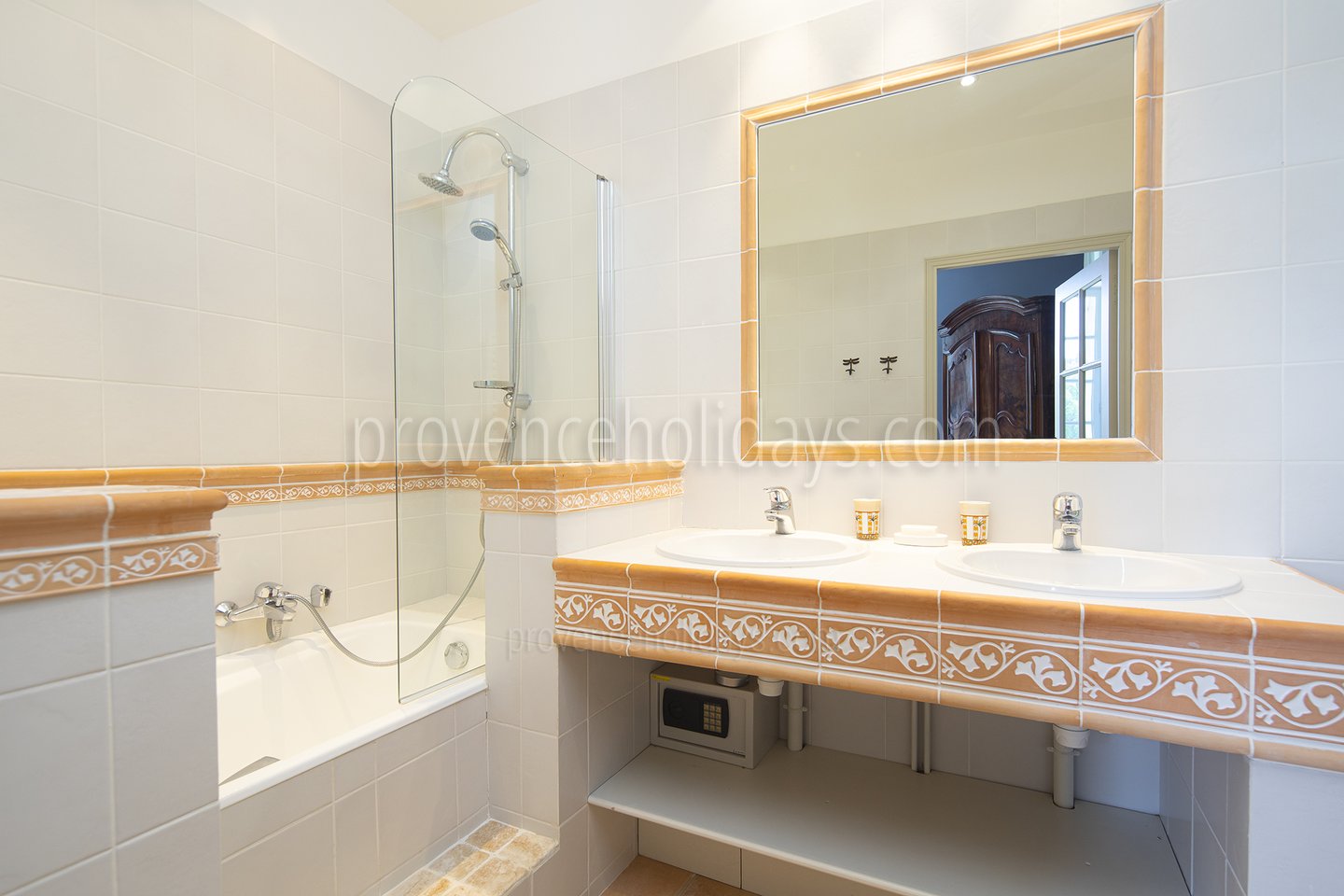 41 - Bastide Lacoste: Villa: Bathroom