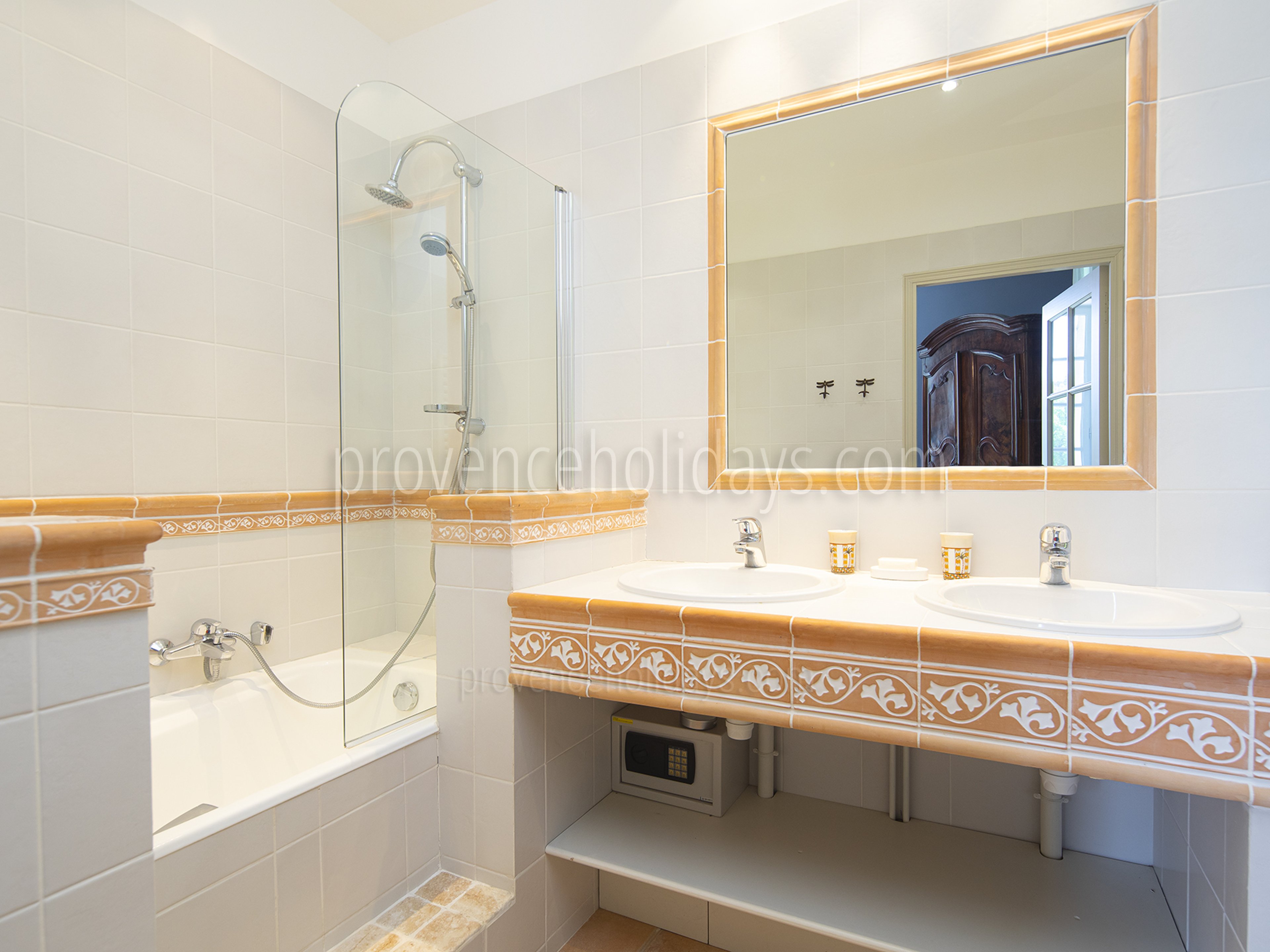 41 - Bastide Lacoste: Villa: Bathroom