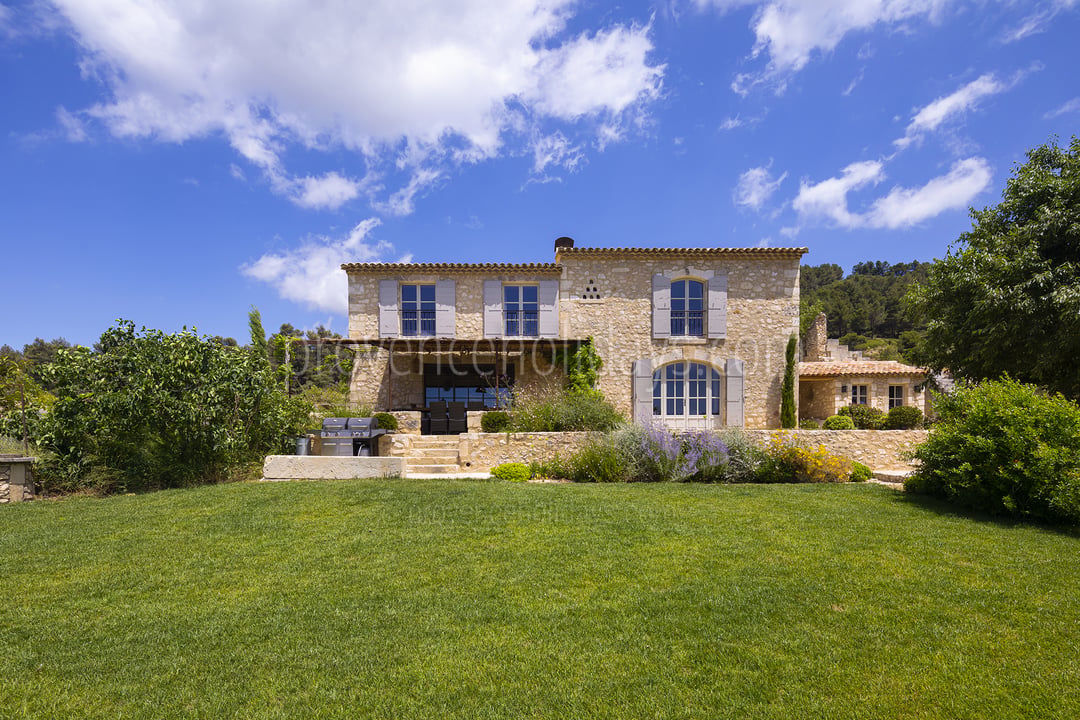 22 - Mas des Baux: Villa: Exterior