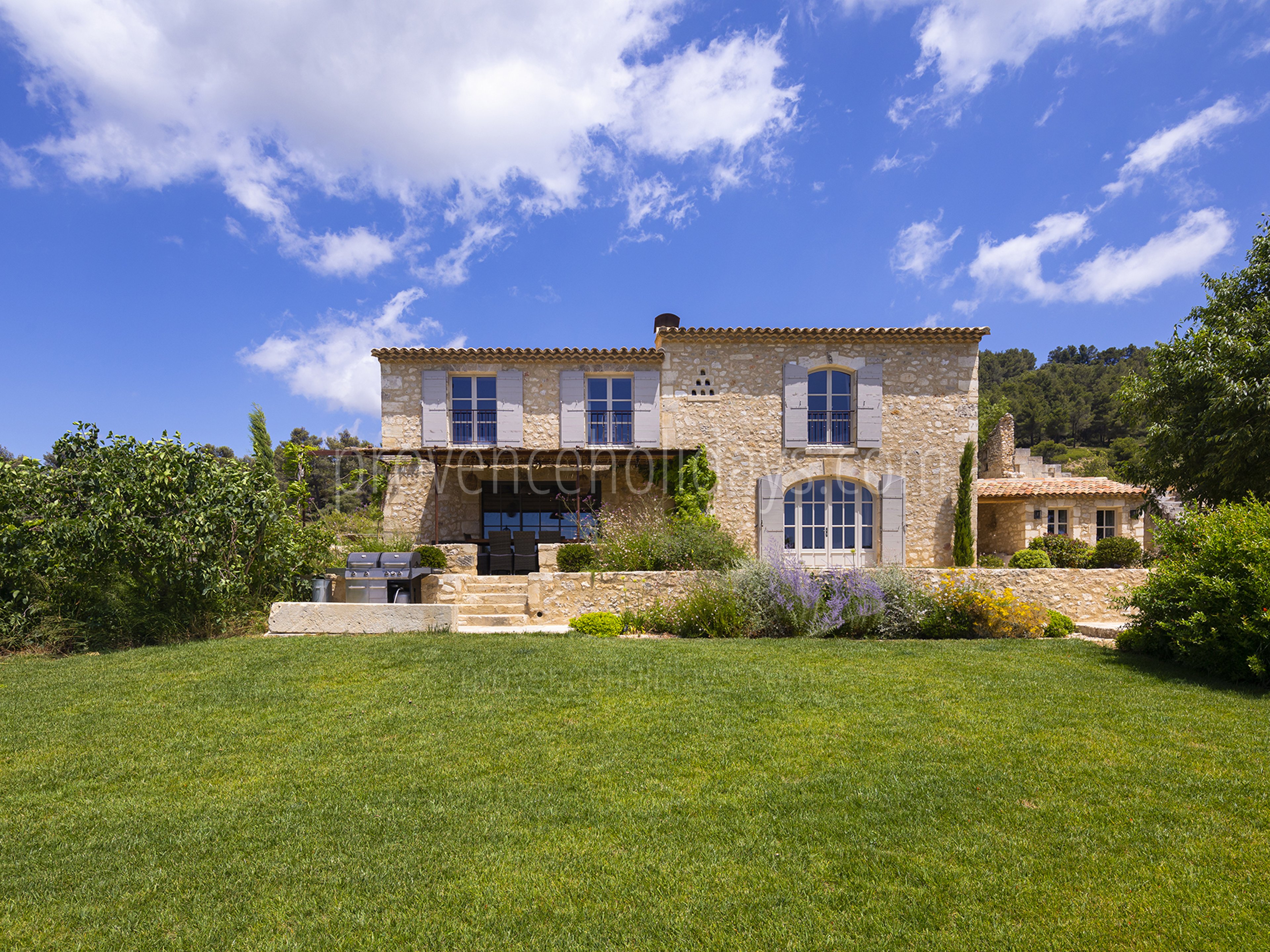 22 - Mas des Baux: Villa: Exterior