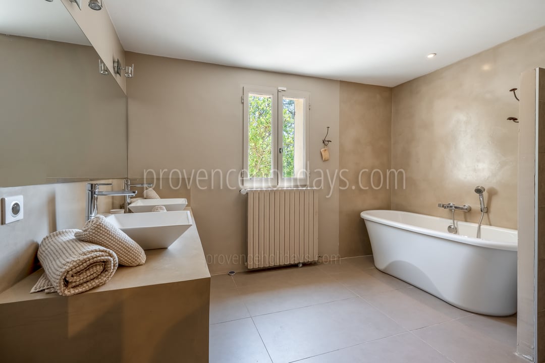 17 - La Maison des Ocres: Villa: Bathroom 1