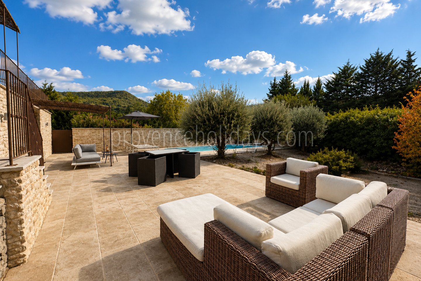 4 - Villa met verwarmd zwembad en uitzicht op de Luberon: Villa: Exterior