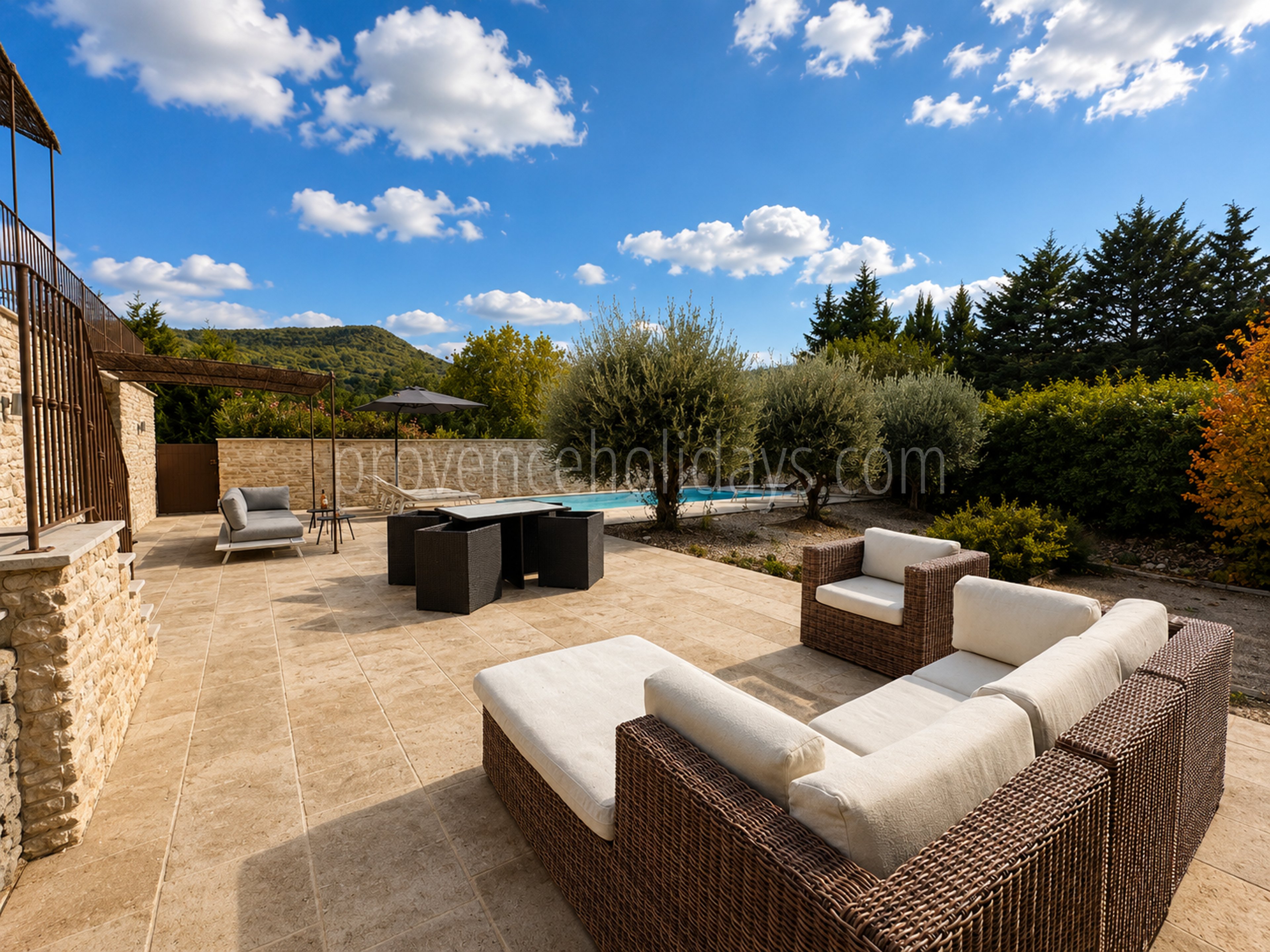4 - Villa met verwarmd zwembad en uitzicht op de Luberon: Villa: Exterior