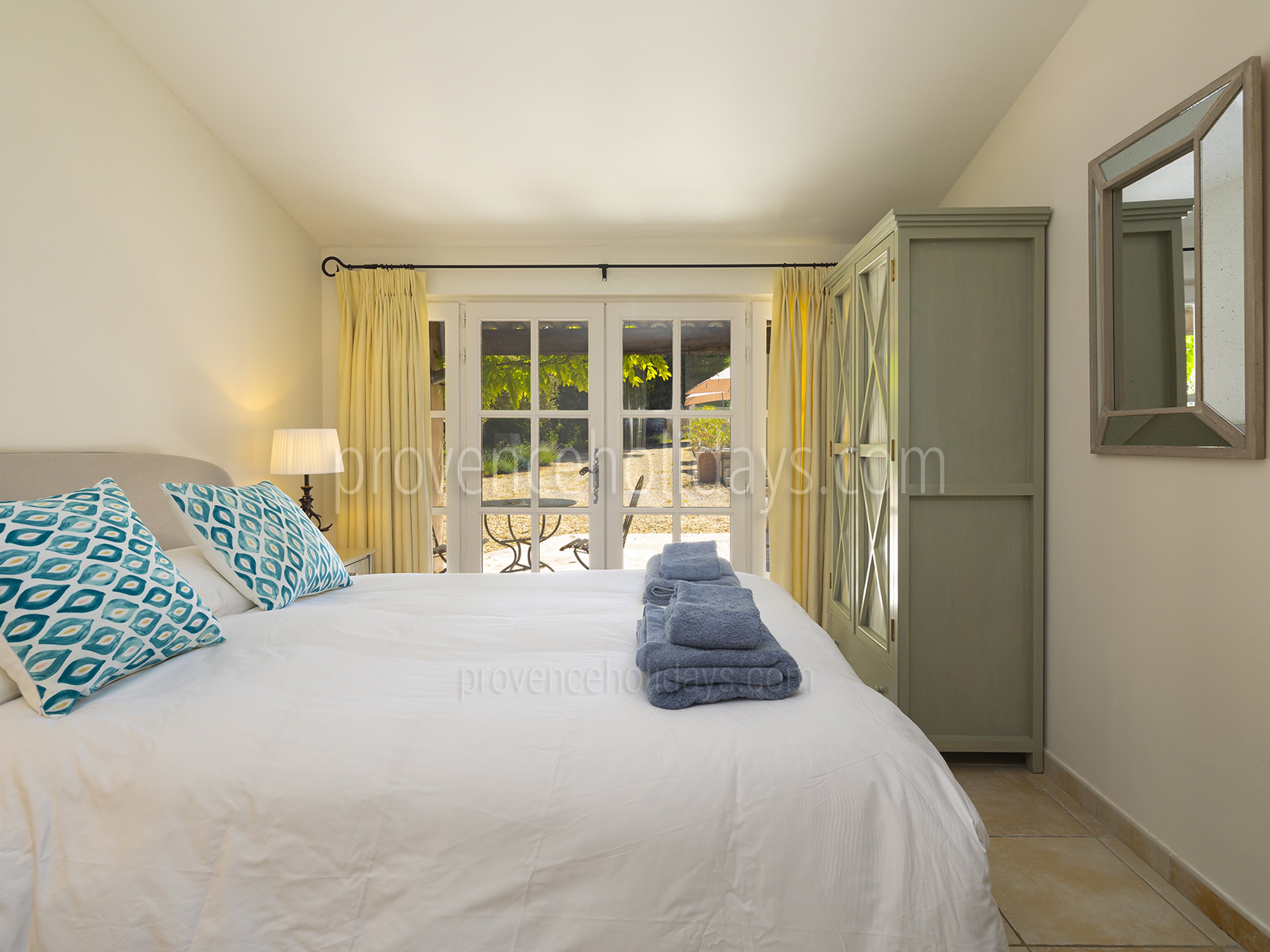 4 - Maison de la Colline: Villa: Bedroom