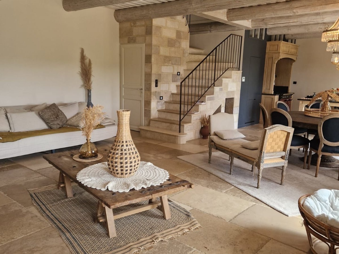 42 - La Roque sur Pernes: Villa: Interior - Living room - Main house