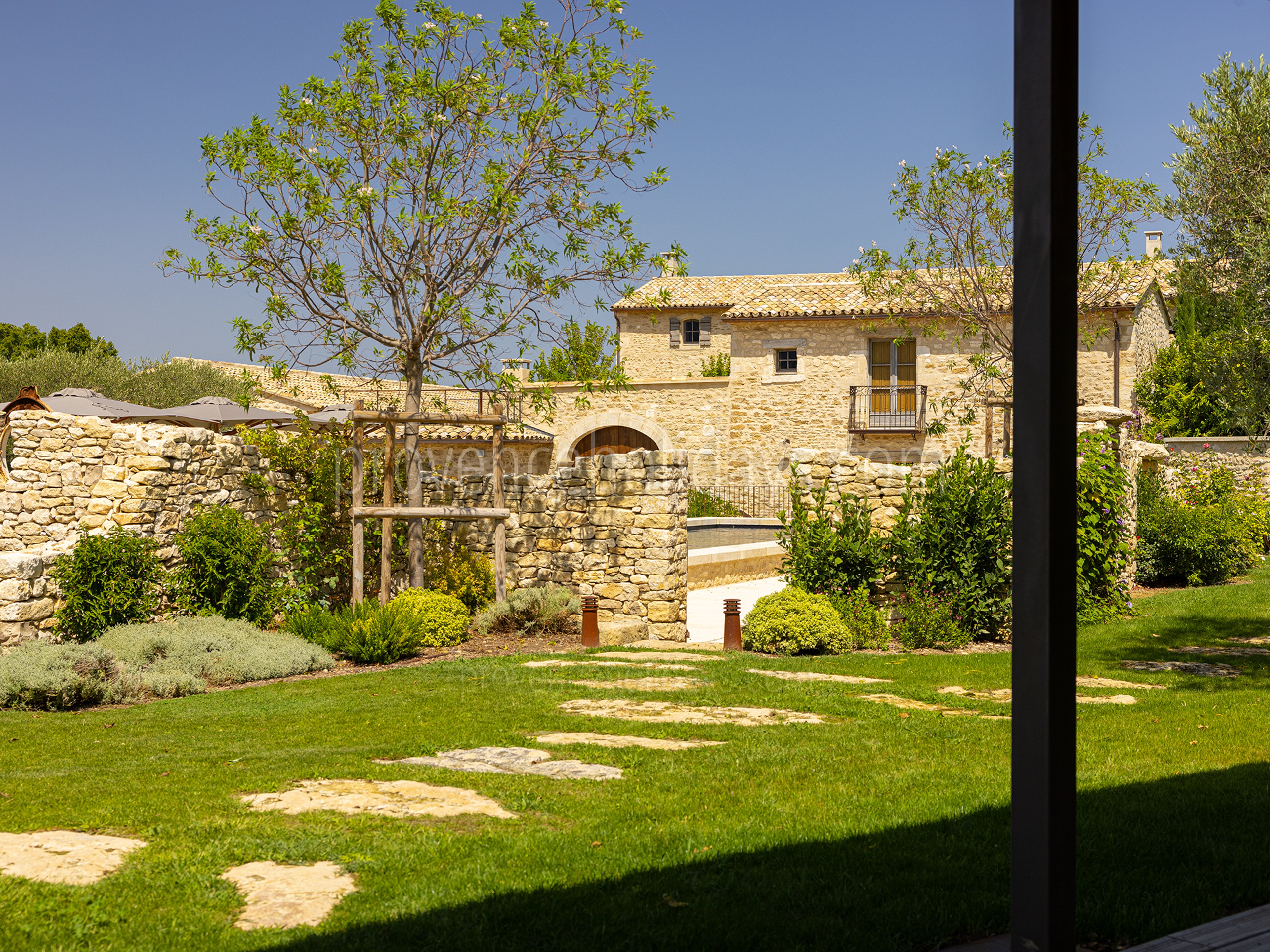 23 - Grand Mas d\'Oppède: Villa: Exterior