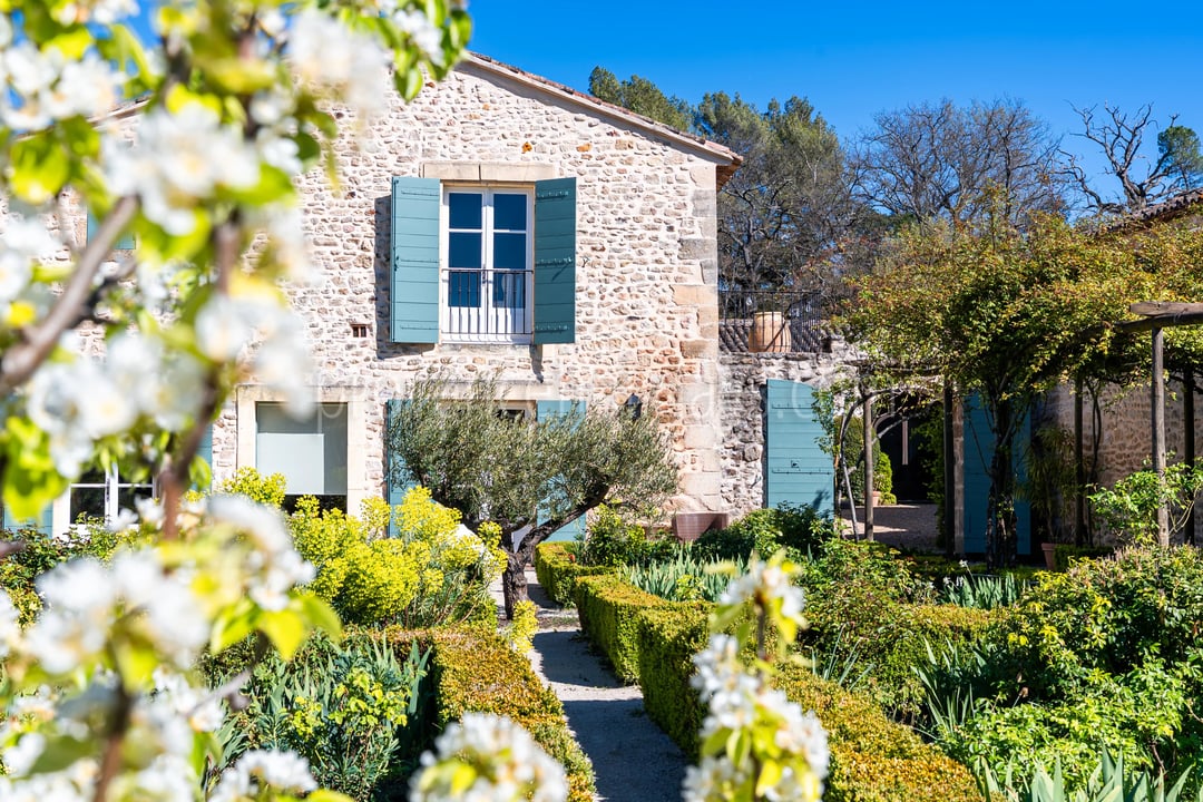 6 - Mas with inner courtyard in Gordes: Villa: Exterior