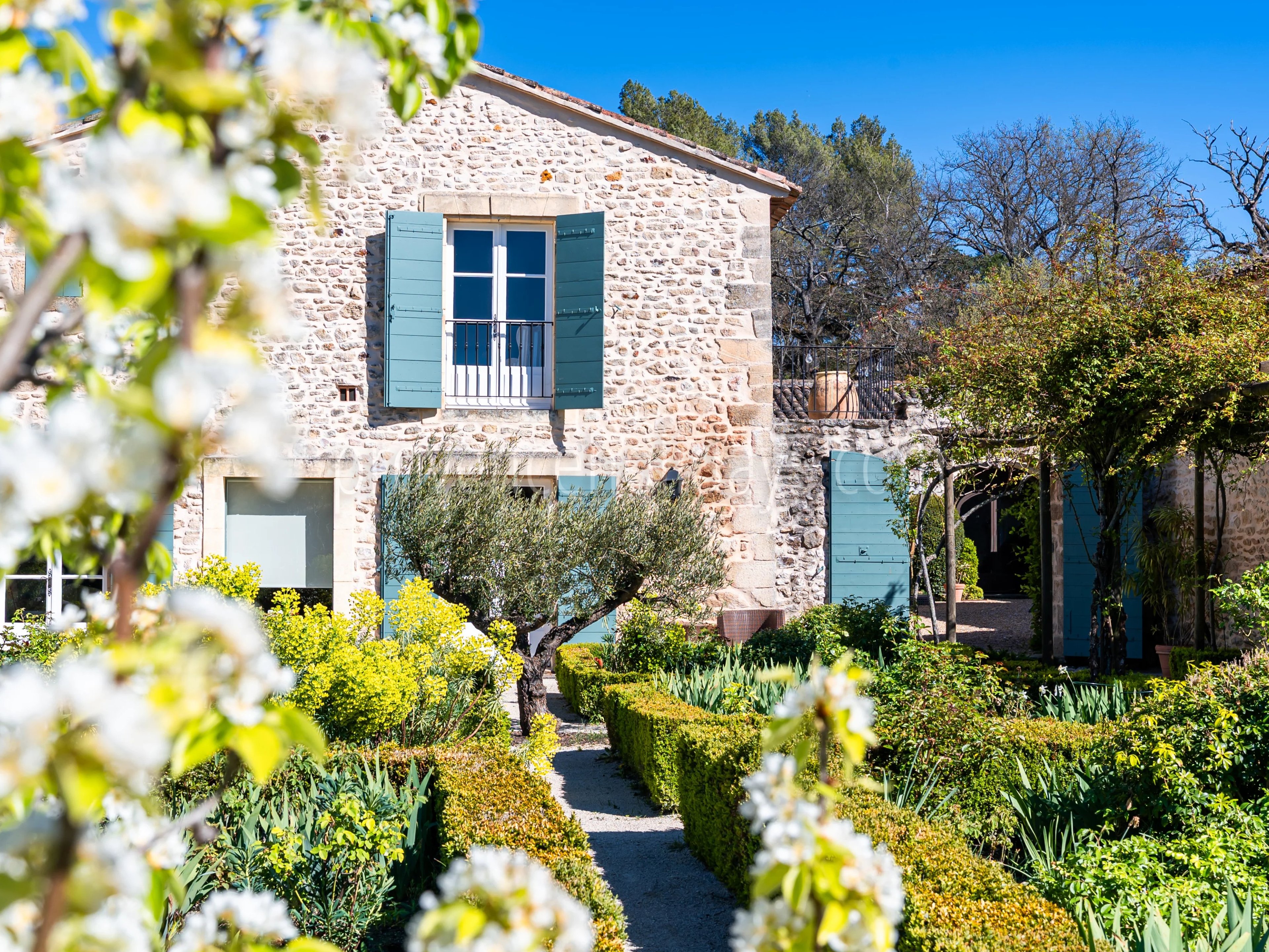 6 - Mas with inner courtyard in Gordes: Villa: Exterior