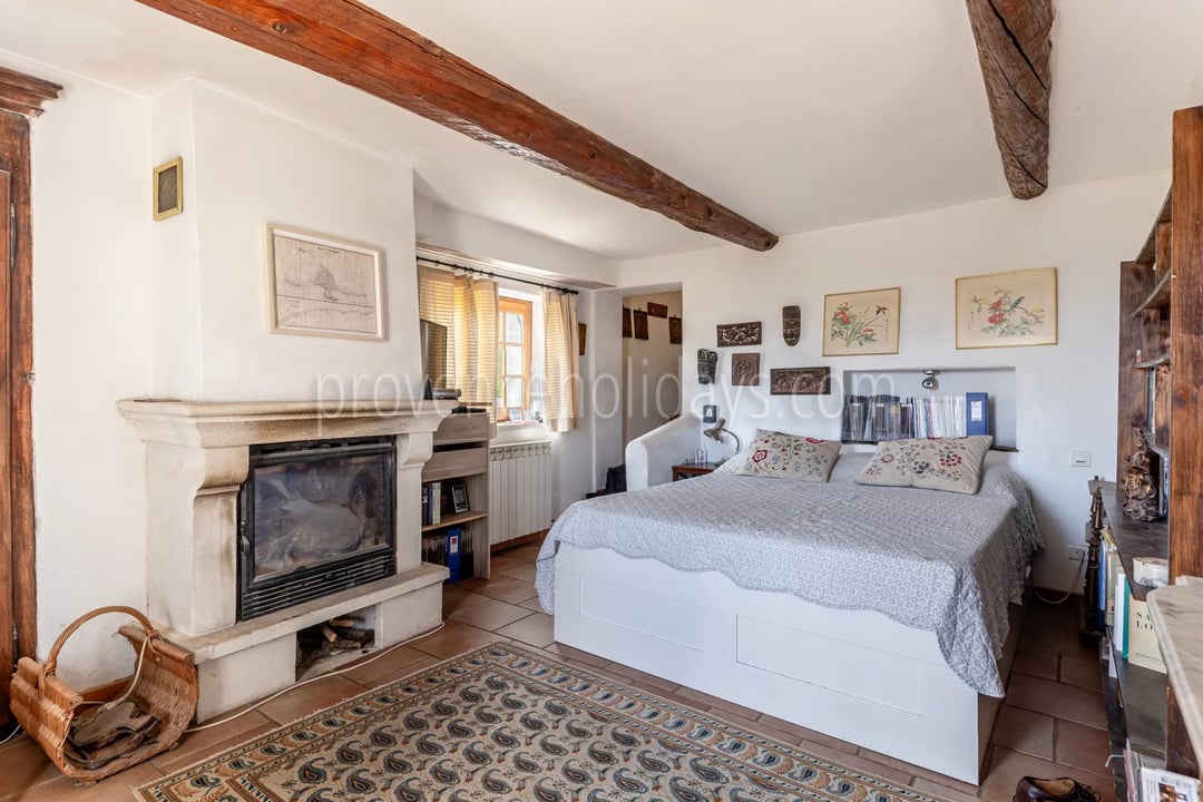 19 - Stone farmhouse in Saint-Saturnin-lès-Apt: Villa: Bedroom