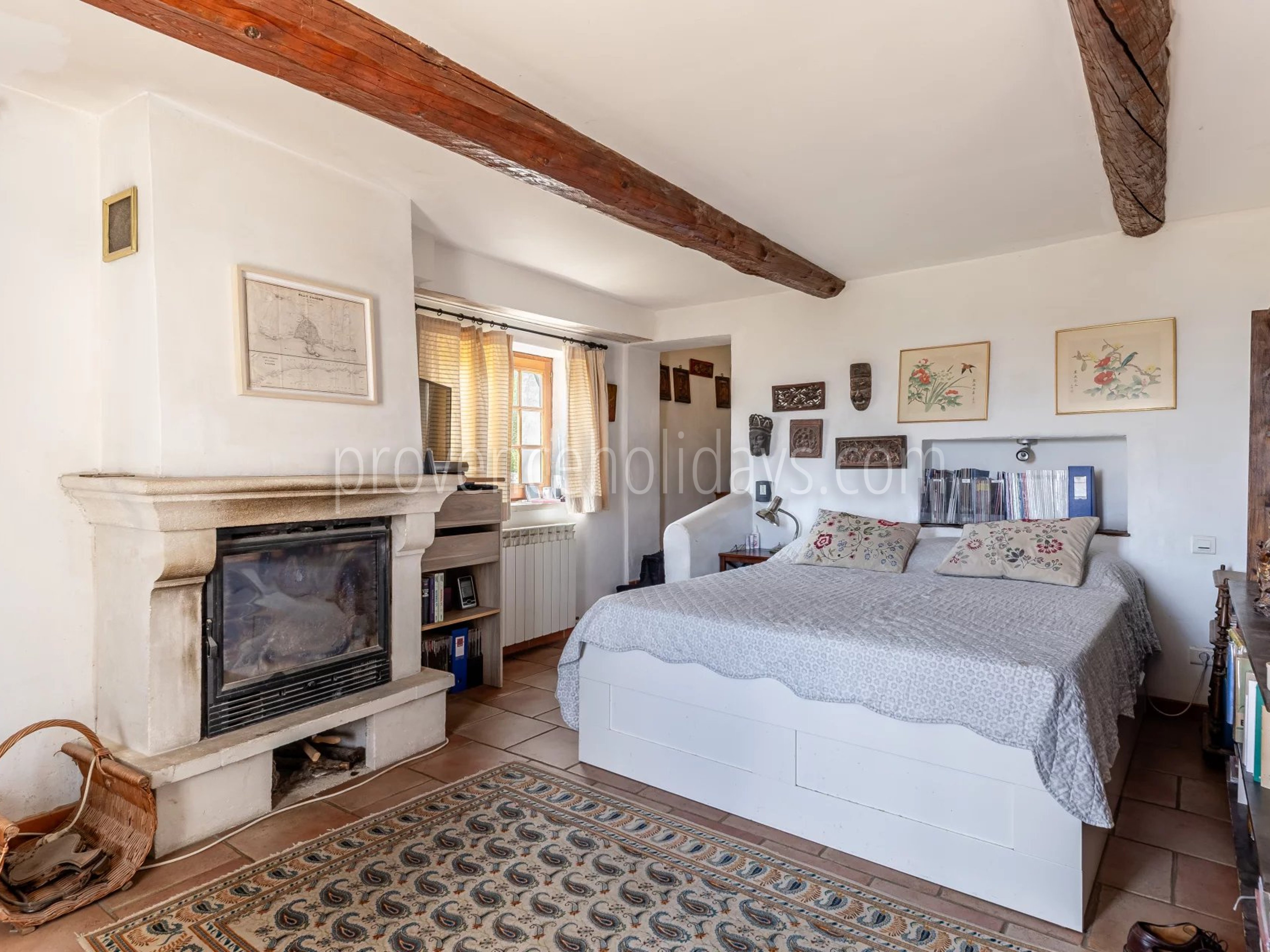 19 - Stone farmhouse in Saint-Saturnin-lès-Apt: Villa: Bedroom