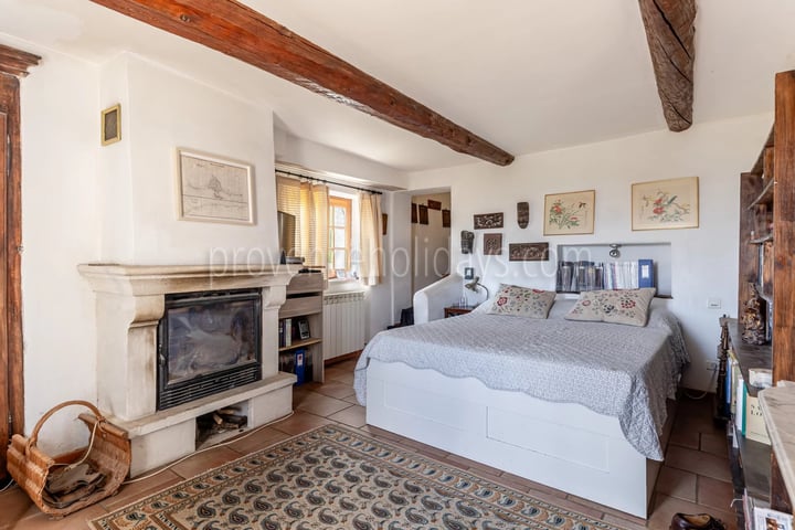 19 - Stone farmhouse in Saint-Saturnin-lès-Apt: Villa: Bedroom