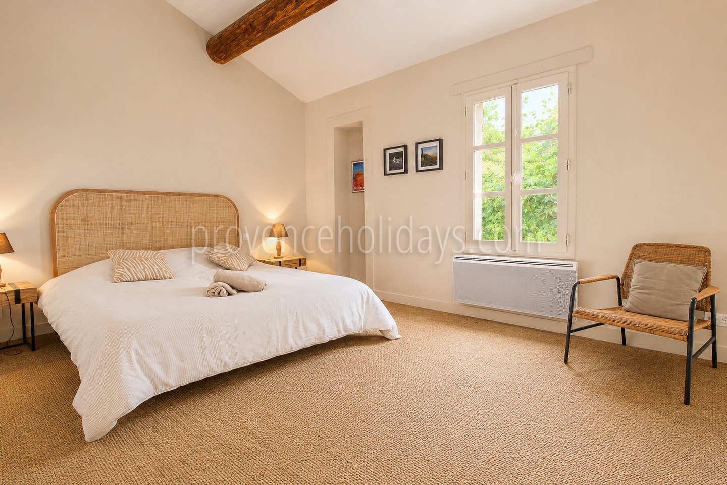 38 - Farmhouse with views of the Luberon: Villa: Bedroom