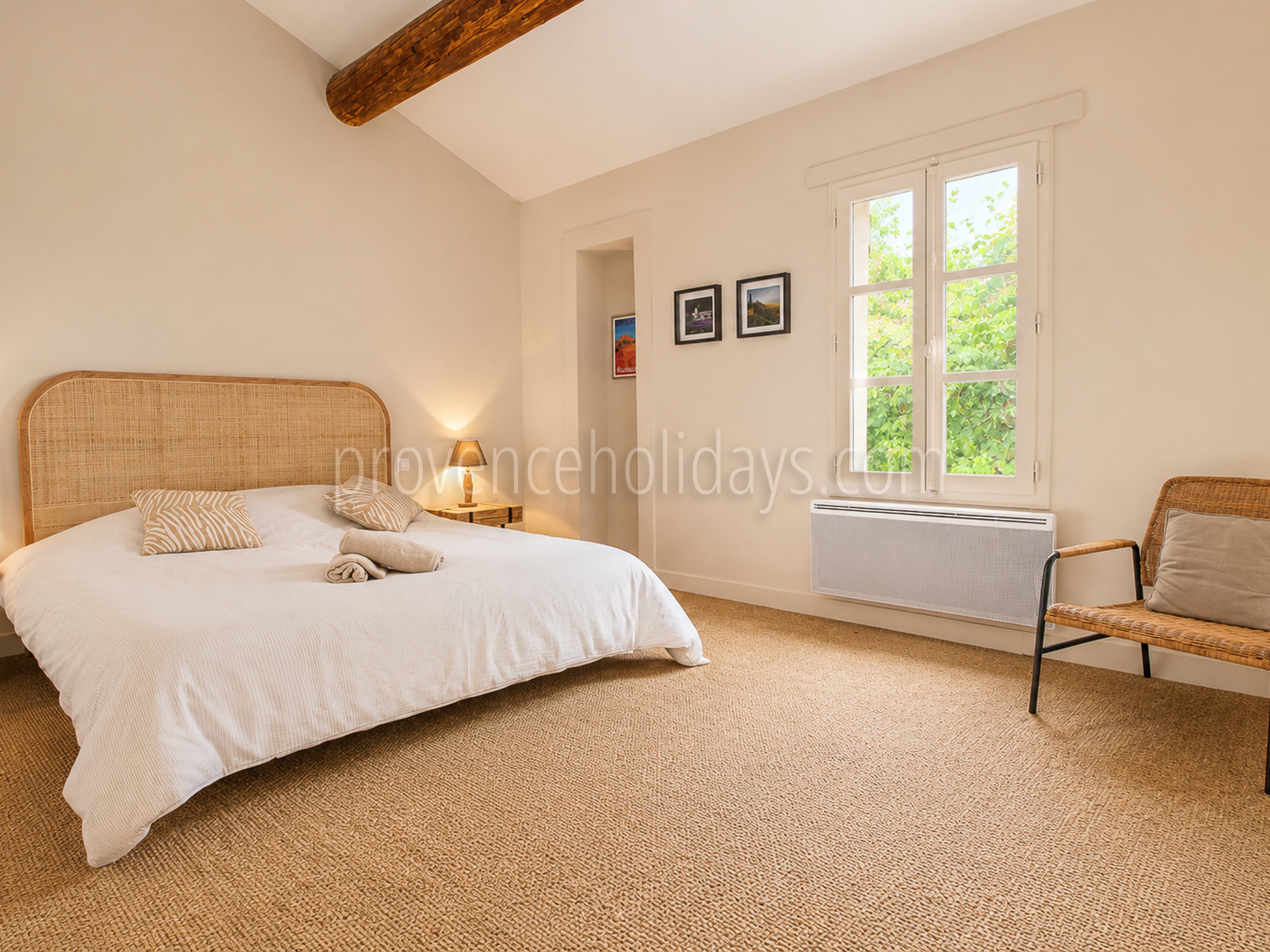 38 - Bauernhaus mit Blick auf den Luberon: Villa: Bedroom