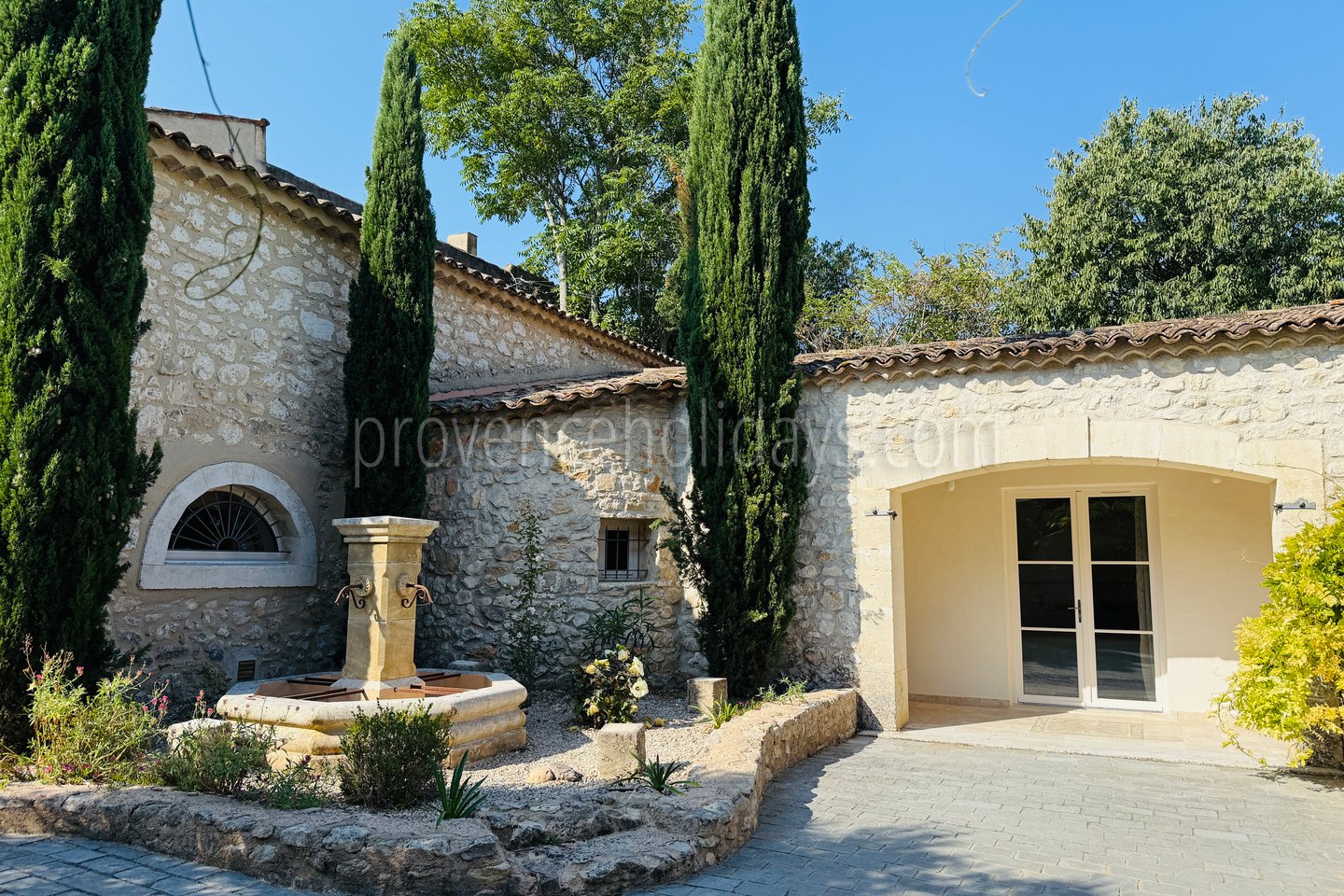 3 - Renovated farmhouse on the outskirts of Eygalières: Villa: Exterior