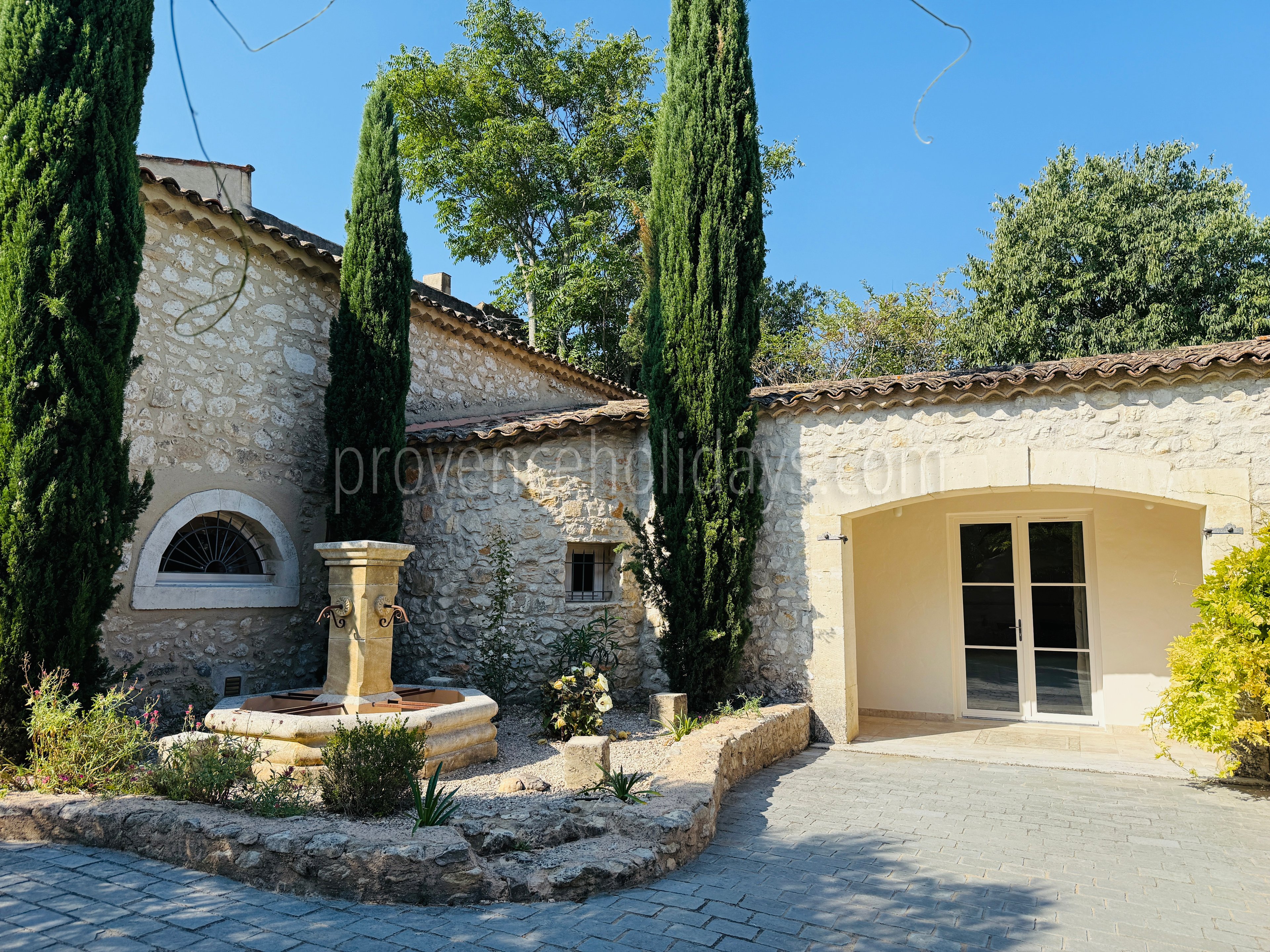 3 - Renovated farmhouse on the outskirts of Eygalières: Villa: Exterior