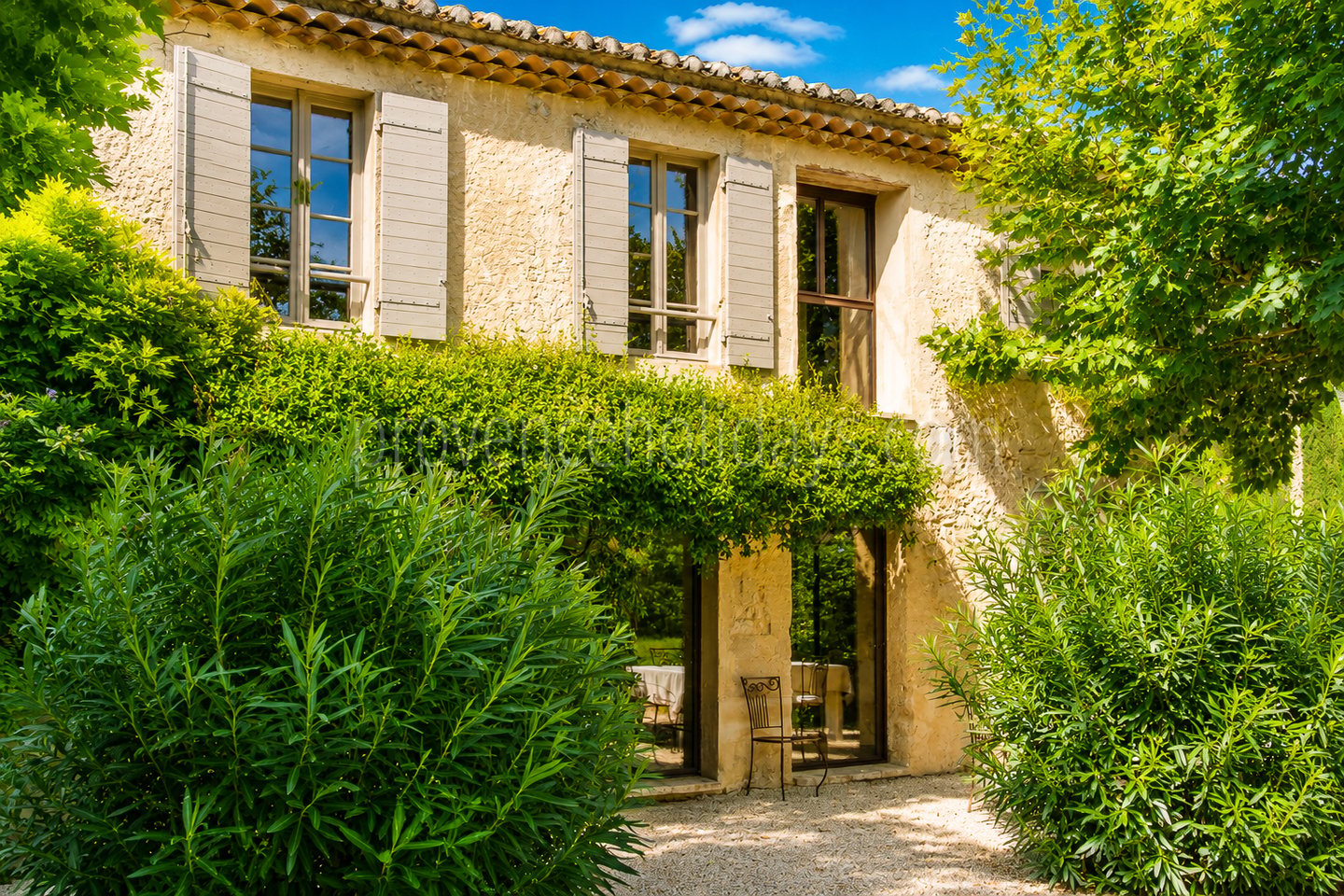 19 - Farmhouse with views of the Luberon: Villa: Exterior