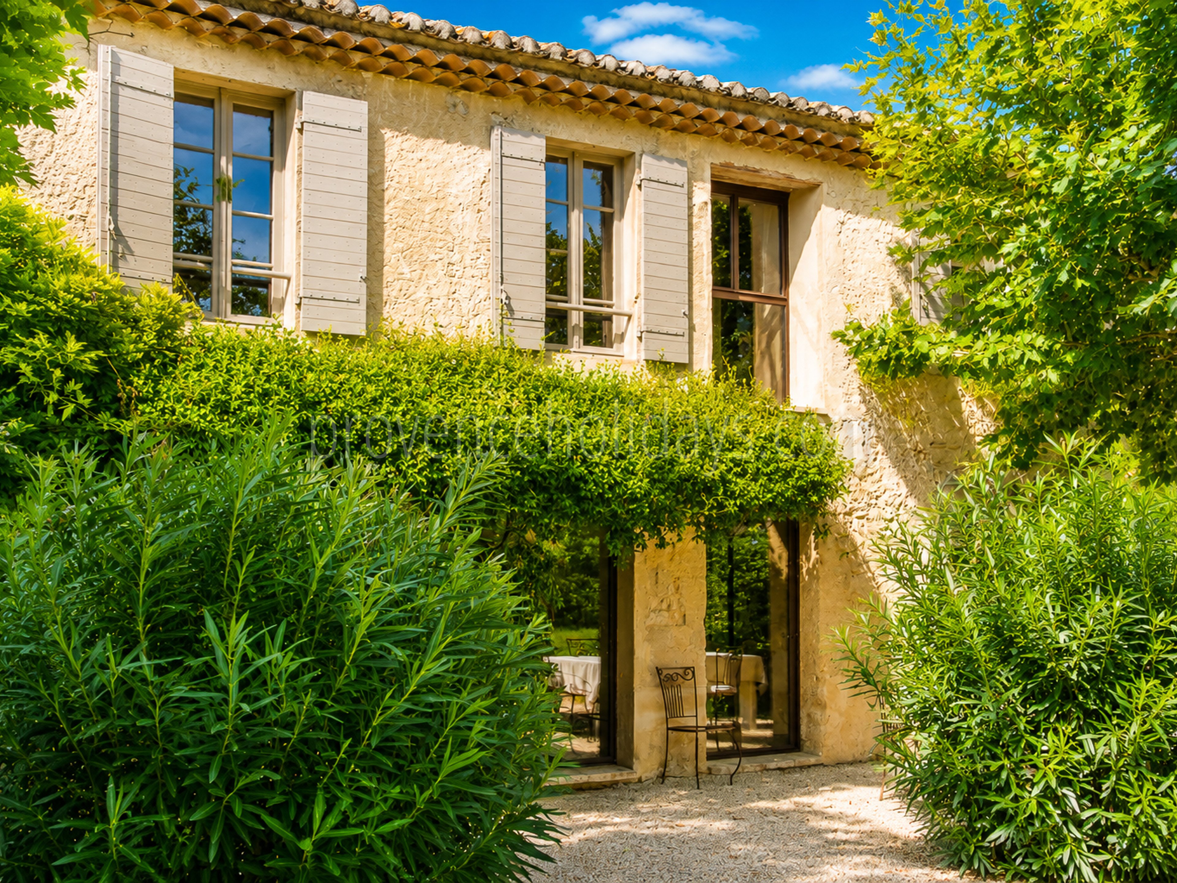19 - Bauernhaus mit Blick auf den Luberon: Villa: Exterior