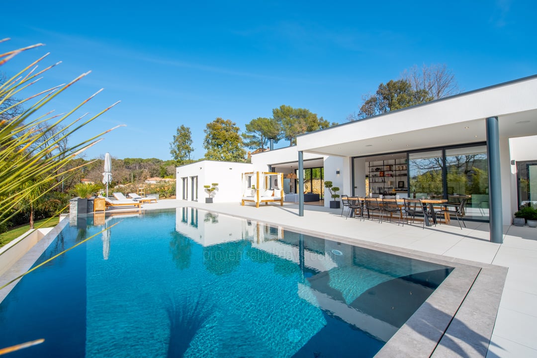 Contemporary villa between land and sea, with infinity pool