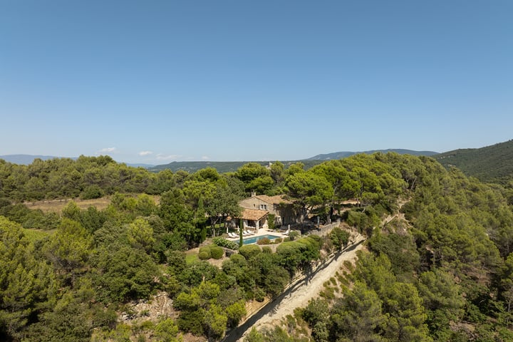 Superb property in the Luberon with a heated pool