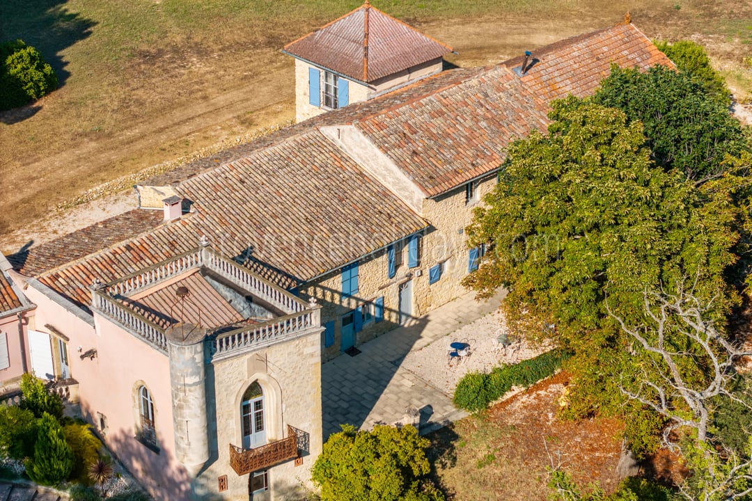 3 - Character estate in Cucuron: Villa: Exterior
