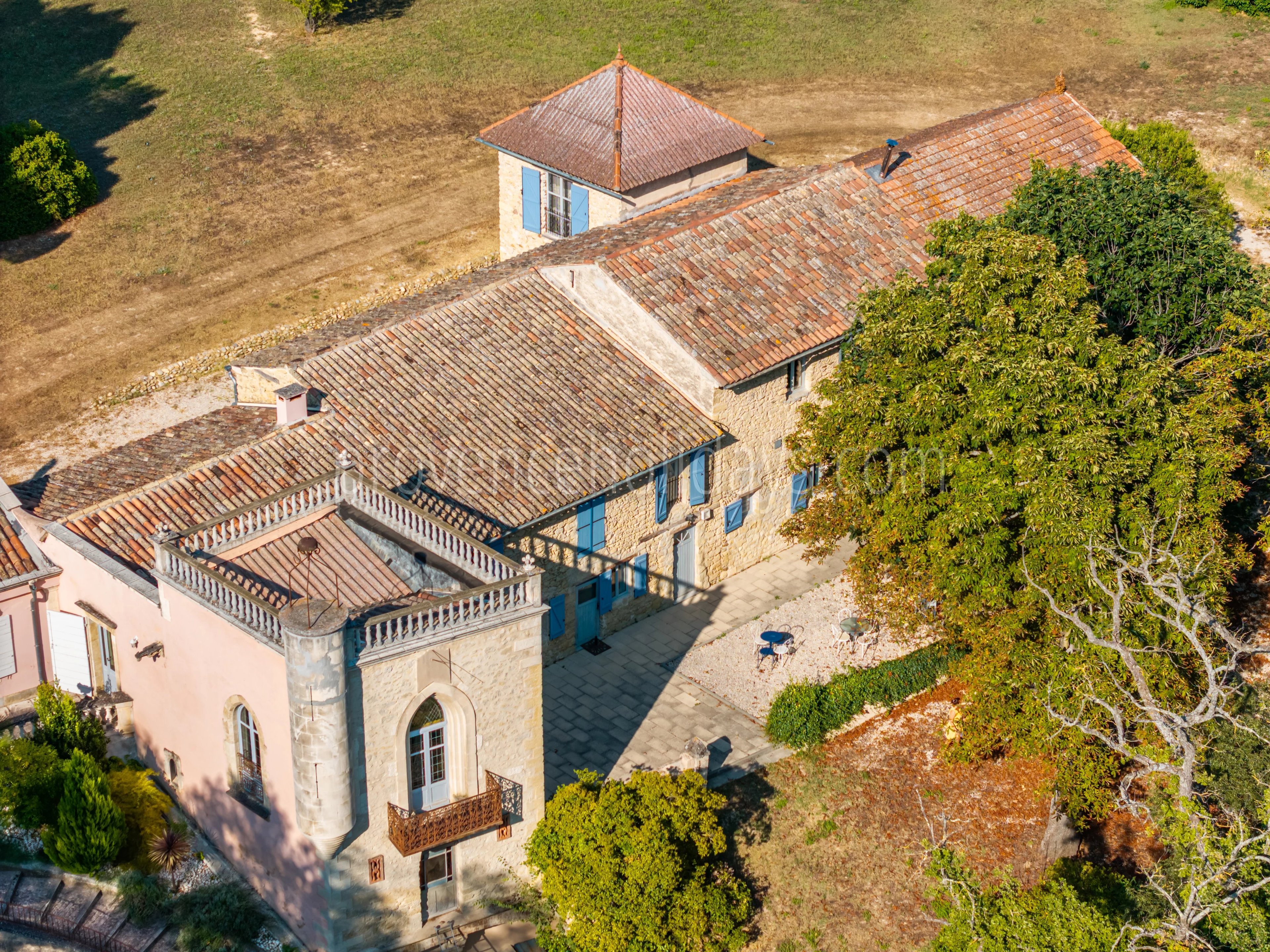 3 - Character estate in Cucuron: Villa: Exterior