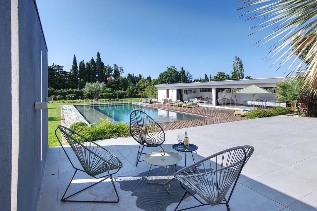 6 - House with pool house in Eyguières: Villa: Exterior